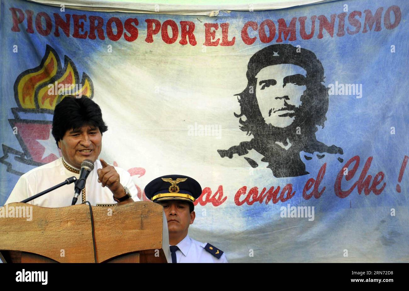 LA HAVANE, le 13 août 2015 -- le président bolivien Evo Morales prononce un discours lors de sa visite à l'école Estado Plurinacional de Bolivia, dans la municipalité du centre de la Havane, à Cuba, le 13 août 2015. Selon la presse locale, le président bolivien Evo Morales a livré jeudi des fournitures scolaires aux élèves et a fait don d’ordinateurs portables à l’école Estado Plurinacional de Bolivia lors de sa visite à la Havane. Evo Morales est arrivé mercredi soir à Cuba pour célébrer le 89e anniversaire du leader révolutionnaire cubain Fidel Castro. Str) (vf) LE PRÉSIDENT CUBAIN-BOLIVIEN VISITE Joaquin PUBLICATIONxNOTxINxCHN la Havane Banque D'Images