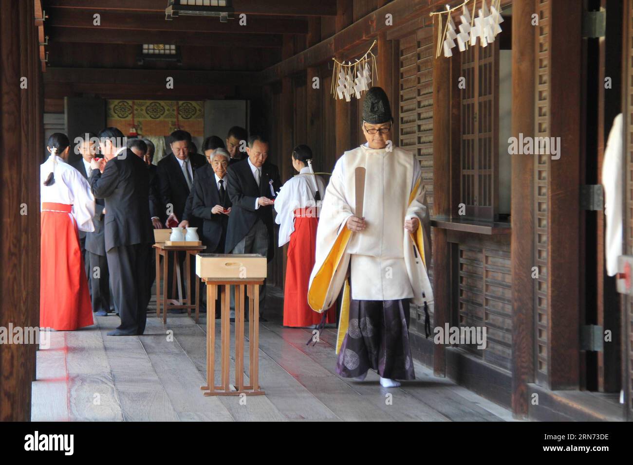 (150815) -- TOKYO, 15 août 2015 -- des législateurs japonais visitent le sanctuaire Yasukuni à Tokyo, Japon, 15 août 2015. Le Premier ministre japonais Shinzo Abe a envoyé samedi une offrande rituelle au sanctuaire Yasukuni de Tokyo, lié à la guerre, où deux femmes membres du cabinet se sont rendues à l occasion du 70e anniversaire de la reddition du Japon pendant la Seconde Guerre mondiale Environ 100 législateurs conservateurs, dont le chef de la politique du PLD, Tomomi Inada, ancien président de la Commission nationale de sécurité publique, Keiji Furuya et Shinjiro Koizumi, fils de l'ancien Premier ministre Junichiro Koizumi, ont également visité le sanctuaire. LAN Jianzhong) JAPON-TOKYO Banque D'Images