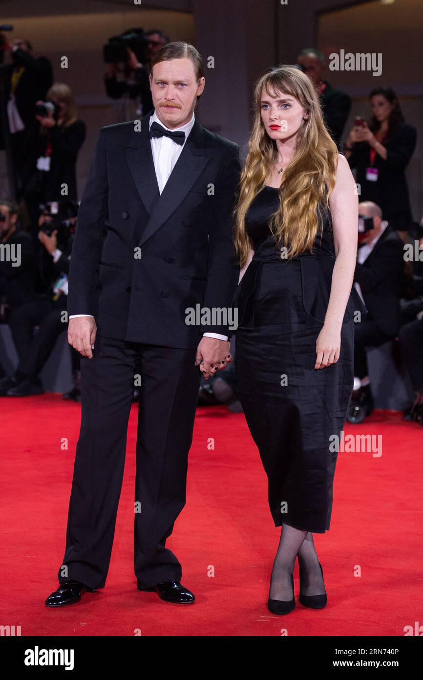 Paris, France. 31 août 2023. Caleb Landry Jones et Katya Zvereva assistent à la première Dogman dans le cadre du 80e Festival du film de Venise (Mostra) à Venise, Italie, le 31 août 2023. Photo Aurore Marechal/ABACAPRESS.COM crédit : Abaca Press/Alamy Live News Banque D'Images