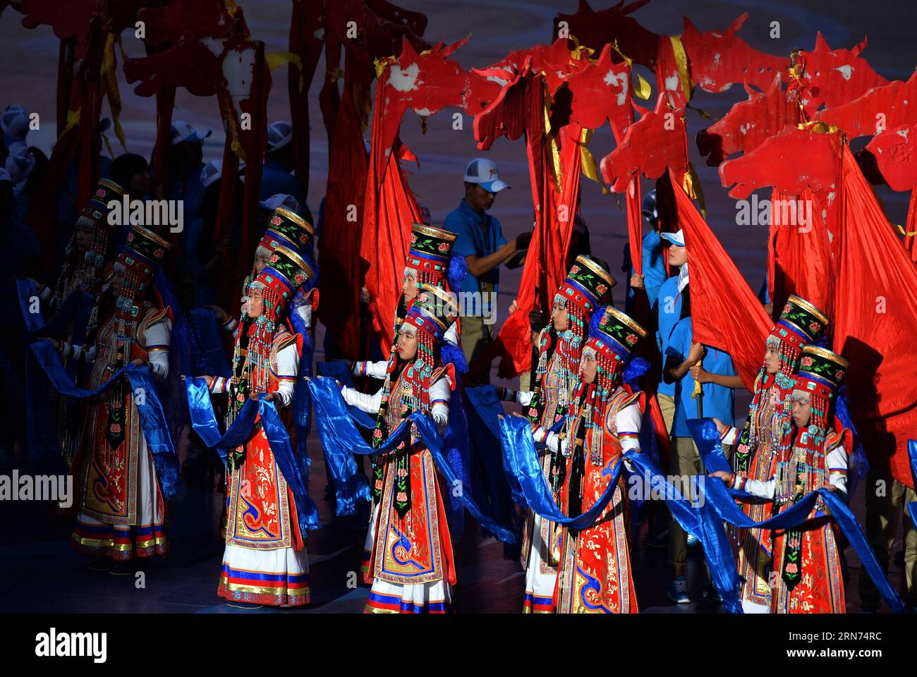 (150817) -- ORDOS, 17 août 2015 -- des artistes présentent hadas, une sorte de cadeau de bienvenue mongol, à l'occasion de la cérémonie de clôture des 10e Jeux traditionnels nationaux des minorités ethniques de Chine à Ordos, dans la région autonome de Mongolie intérieure du nord de la Chine, le 17 août 2015. Les 10e Jeux traditionnels nationaux des minorités ethniques de Chine, d'une durée de 9 jours, se sont clôturés ici le 17 août. (SP)CHINE-ORDOS-JEUX ETHNIQUES NATIONAUX-CÉRÉMONIE DE CLÔTURE(CN) RenxJunchuan PUBLICATIONxNOTxINxCHN 150817 Ordos août 17 2015 les artistes présentent Hadas un enfant de salut mongol poison LORS de la cérémonie de CLÔTURE DE la 10e Trad nationale Banque D'Images