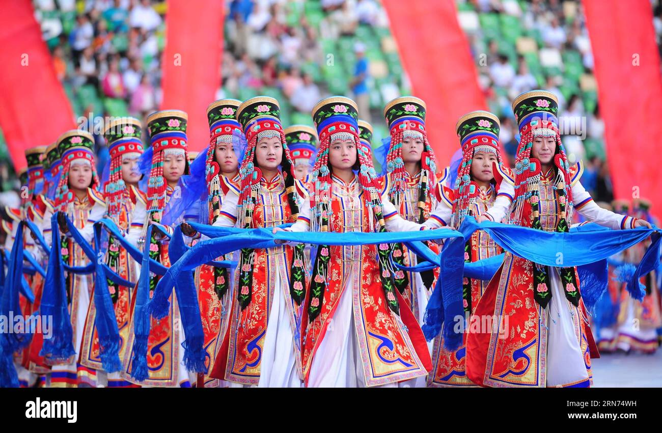 (150817) -- ORDOS, 17 août 2015 -- des artistes présentent hadas, une sorte de cadeau de bienvenue mongol, à l'occasion de la cérémonie de clôture des 10e Jeux traditionnels nationaux des minorités ethniques de Chine à Ordos, dans la région autonome de Mongolie intérieure du nord de la Chine, le 17 août 2015. Les 10e Jeux traditionnels nationaux des minorités ethniques de Chine, d'une durée de 9 jours, se sont clôturés ici le 17 août. (SP)CHINE-ORDOS-JEUX ETHNIQUES NATIONAUX-CÉRÉMONIE DE CLÔTURE(CN) LianxZhen PUBLICATIONxNOTxINxCHN 150817 Ordos août 17 2015 les artistes présentent Hadas un enfant de salut mongol poison LORS de la cérémonie de CLÔTURE DE la 10e tradition nationale Banque D'Images