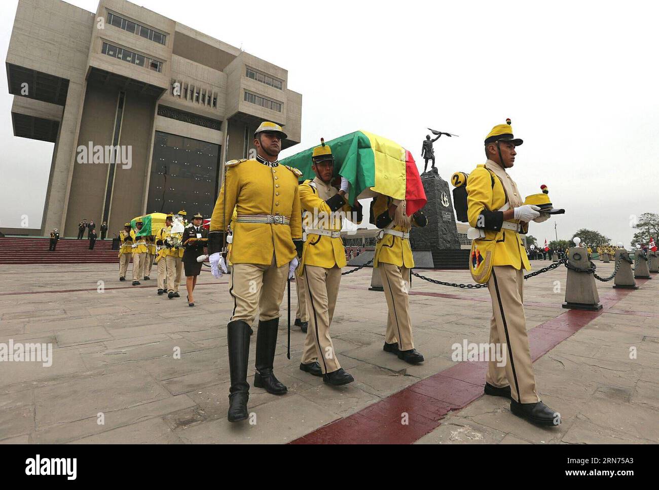 (150818) -- LIMA, 18 août 2015 -- des soldats portent des cercueils lors de la cérémonie de remise des restes de solidificateurs boliviens morts dans la guerre du Pacifique de 1879-1883, à Lima, Pérou, le 17 août 2015. Les restes appartenaient à un fonctionnaire et à un soldat qui sont morts dans la bataille de l'Alto de la Alianza pendant la guerre du Pacifique. /ANDINA) PÉROU-LIMA-BOLIVIE-PACIFIQUE GUERRE-RESTES DE SOLIDERS-CÉRÉMONIE DE REMISE AlbertoxOrbegoso PUBLICATIONxNOTxINxCHN 150818 Lima août 18 2015 soldats portent cercueil lors de la cérémonie de remise des restes de soldats boliviens Thatcher mort dans le Pacifique 1879 1883 était à Lima Banque D'Images