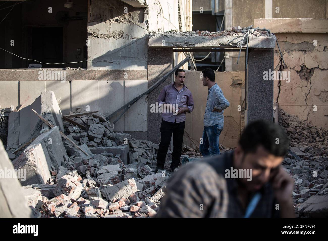 (150820) -- LE CAIRE, 20 août 2015 -- des fonctionnaires inspectent le site d'une explosion dans le district de Shubra El-Kheima, gouvernorat de Qaliubiya, Égypte, 20 août 2015. Au moins 23 personnes, dont six policiers, ont été blessées tôt jeudi dans une explosion qui a visé un bâtiment de la sécurité nationale dans le gouvernorat de Qaliubiya, a rapporté la télévision publique égyptienne. EGYPTE-QALIUBIYA GOUVERNORAT-BLAST PanxChaoyue PUBLICATIONxNOTxINxCHN 150820 le Caire août 20 2015 des fonctionnaires inspectent le site d'un éclat dans le district de Shubra El Kheima QALIUBIYA gouvernorat Egypte août 20 2015 AU moins 23 célébrités parmi EUX six Policeme Banque D'Images