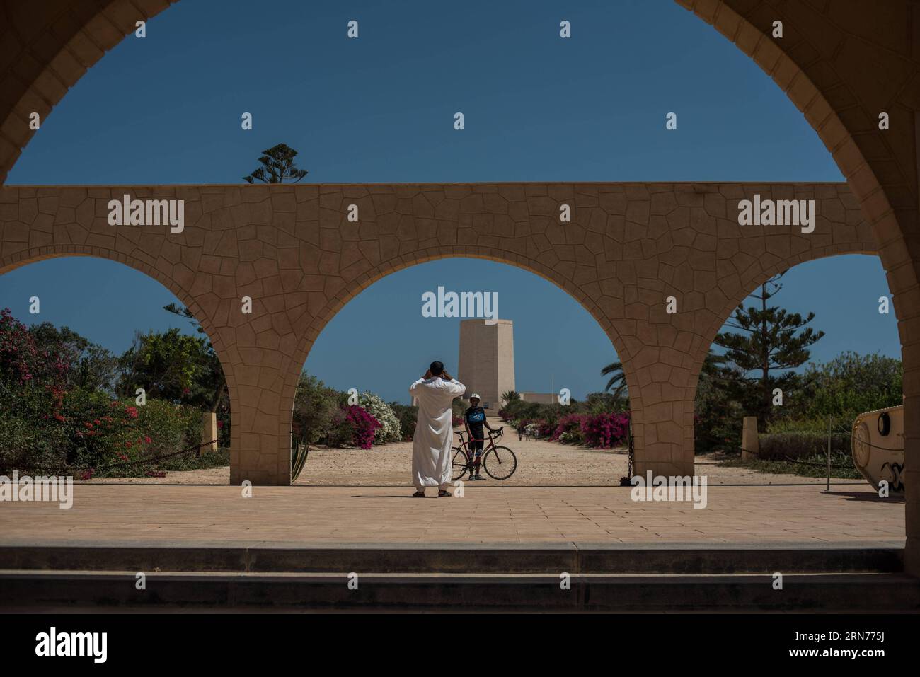 (150822) -- EL ALAMEIN, 22 août 2015 -- Un homme prend des photos d'un visiteur à l'entrée du Mémorial italien El Alamein contenant des boîtes des restes de 4 800 soldats italiens dans la ville d'El Alamein, province de Matrouh, côte nord de l'Égypte, le 19 août 2015. La bataille d'El Alamein, lancée du 23 octobre au 4 novembre 1942, a été un tournant pendant la Seconde Guerre mondiale où les forces alliées menées par le commandant britannique Bernard Law Montgomery ont vaincu les forces germano-italiennes de l'axe dirigées par le général allemand Erwin Rommel de Desert Fox. Le musée militaire El Alamein était ouvert aux visiteurs avec ses trois principales BRI Banque D'Images