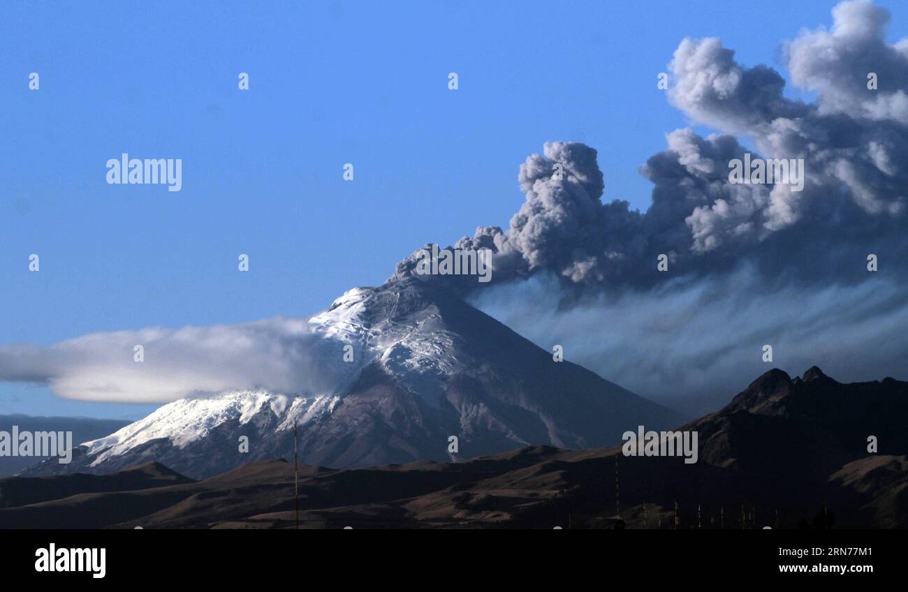 Une colonne de cendres qui émane du cratère du volcan Cotopaxi est vue depuis le Loma del Panecillo, à Quito, capitale de l’Équateur, le 22 août 2015. Un rapport de l’Institut géophysique de l’Équateur, a déclaré que l’activité éruptive du volcan Cotopaxi est maintenue avec une charge d’émission continue de vapeur et avec une charge moyenne et modérée de cendres, de sorte que l’alerte jaune est maintenue. Santiago Armas) (jg) ECUADOR-QUITO-ENVIRONMENT-VOLCANO e SANTIAGOxARMAS PUBLICATIONxNOTxINxCHN à la colonne de cendres Thatcher émane du cratère du volcan Cotopaxi EST Lacs de la Loma Del Panecillo dans Quito capitale de Banque D'Images