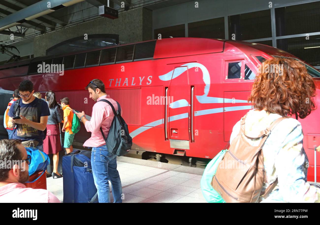 Les passagers attendent sur le quai alors qu’un train Thalys arrive à la gare Zuid-midi à Bruxelles, le 23 août 2015. La Belgique a décidé d'intensifier les patrouilles dans les trains et les gares, un jour après qu'une attaque d'un homme armé de Kalachnikov sur un train à grande vitesse entre Amsterdam et Paris ait été déjouée, ont déclaré samedi des sources officielles. Une fusillade a eu lieu vendredi dans un train Thalys entre Paris et Amsterdam, blessant trois personnes. Le suspect est monté à bord de la gare de Bruxelles midi, selon les services de renseignement français. (Xinhua photo / ) BELGIUM-TRAIN SHOOTING-STATION-SÉCURITÉ GongxBing PUBLICATIONxNOTxINxCHN Banque D'Images