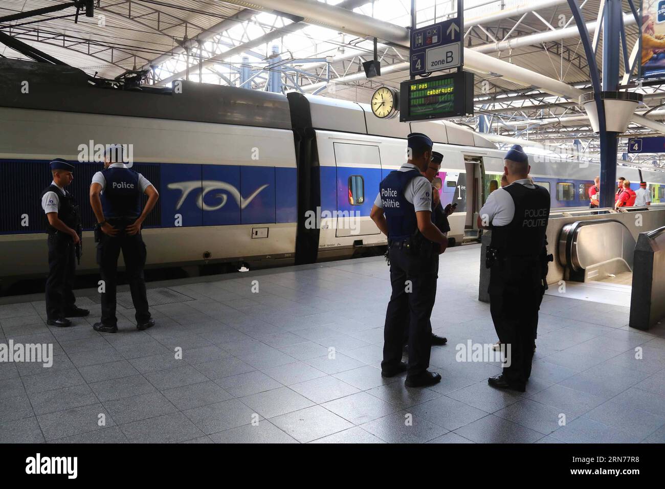 Des policiers se tiennent sur le quai de la gare de Zuid-midi à Bruxelles, le 23 août 2015. La Belgique a décidé d'intensifier les patrouilles dans les trains et les gares, un jour après qu'une attaque d'un homme armé de Kalachnikov sur un train à grande vitesse entre Amsterdam et Paris ait été déjouée, ont déclaré samedi des sources officielles. Une fusillade a eu lieu vendredi dans un train Thalys entre Paris et Amsterdam, blessant trois personnes. Le suspect est monté à bord de la gare de Bruxelles midi, selon les services de renseignement français. (Xinhua photo / ) BELGIUM-TRAIN SHOOTING-STATION-SÉCURITÉ GongxBing PUBLICATIONxNOTxINxCHN policiers STA Banque D'Images