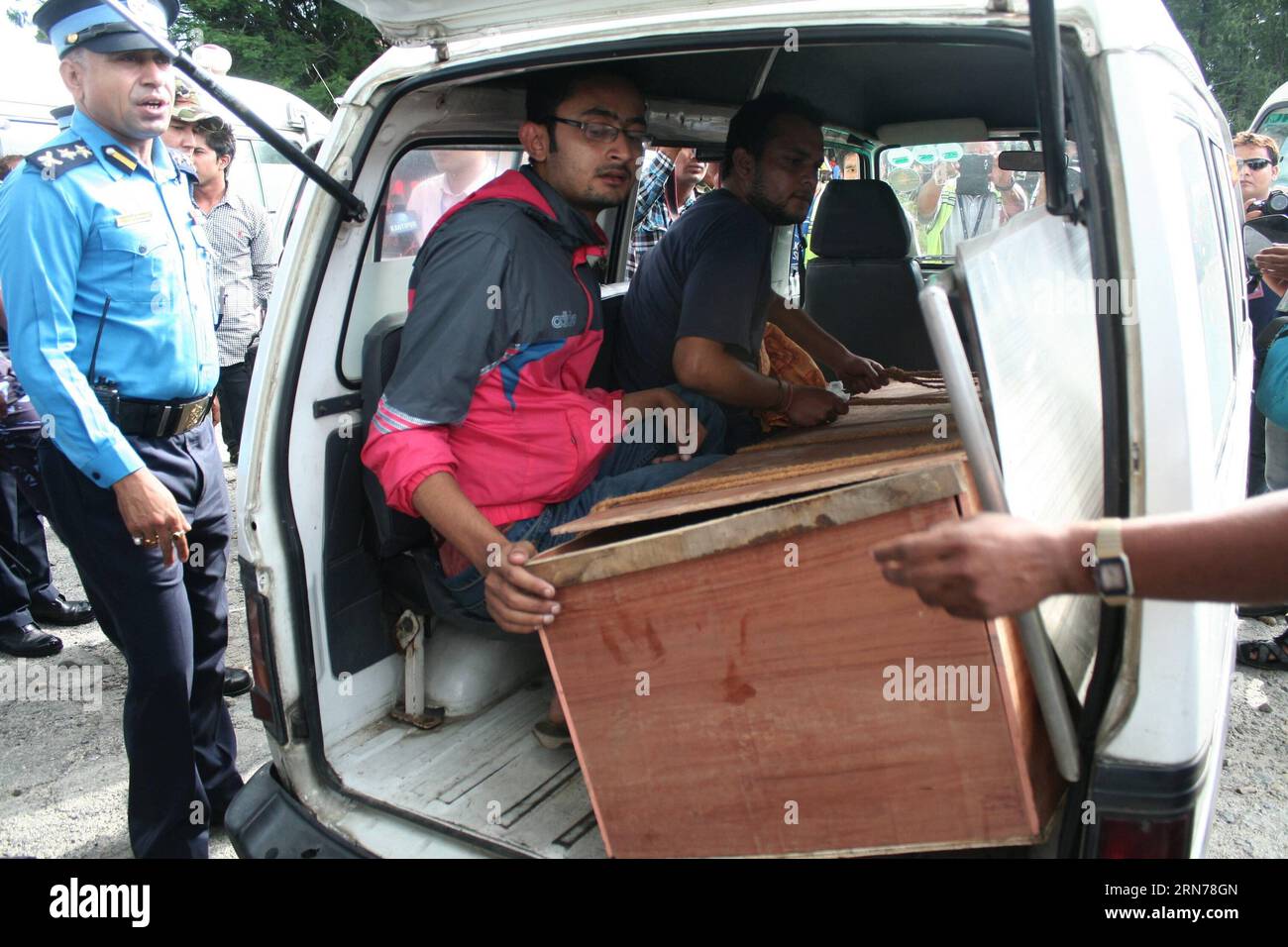 (150825) -- KATMANDOU, 25 août 2015 -- le cadavre du surintendant principal de la police (SSP) Laxman Neupane tué lors d'un affrontement avec des manifestants à Tikapur est amené à la capitale pour une nouvelle procession funéraire à Katmandou, Népal, le 25 août 2015. Le nombre de morts dans le violent affrontement qui a éclaté au sujet du fédéralisme proposé dans l'extrême ouest du Népal a atteint 20, ont rapporté les médias locaux. NÉPAL-KATMANDOU-CLASH-POLICE SunilxSharma PUBLICATIONxNOTxINxCHN 150825 Katmandou août 25 2015 le cadavre du surintendant principal de la police SSP LAXMAN Neupane TUÉ dans un affrontement avec des manifestants À IS BROUG Banque D'Images