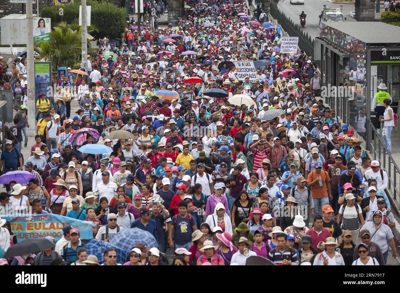 (150827) -- GUATEMALA CITY, des enseignants manifestent dans les rues de Guatemala City, au Guatemala, le 26 août 2015. Les enseignants guatémaltèques ont exigé des améliorations dans le recrutement des enseignants, car un scandale de corruption a déclenché des manifestations de masse au Guatemala. Luis Echeverria) GUATEMALA-GUATEMALA CITY-MANIFESTATION e LuisxEcheverria PUBLICATIONxNOTxINxCHN 150827 des enseignants de Guatemala City manifestent dans les rues de Guatemala City au Guatemala LE 26 2015 août, des enseignants guatémaltèques ont exigé des améliorations dans le recrutement des enseignants car un scandale de corruption a déclenché une manifestation de masse à Guatemala lu Banque D'Images