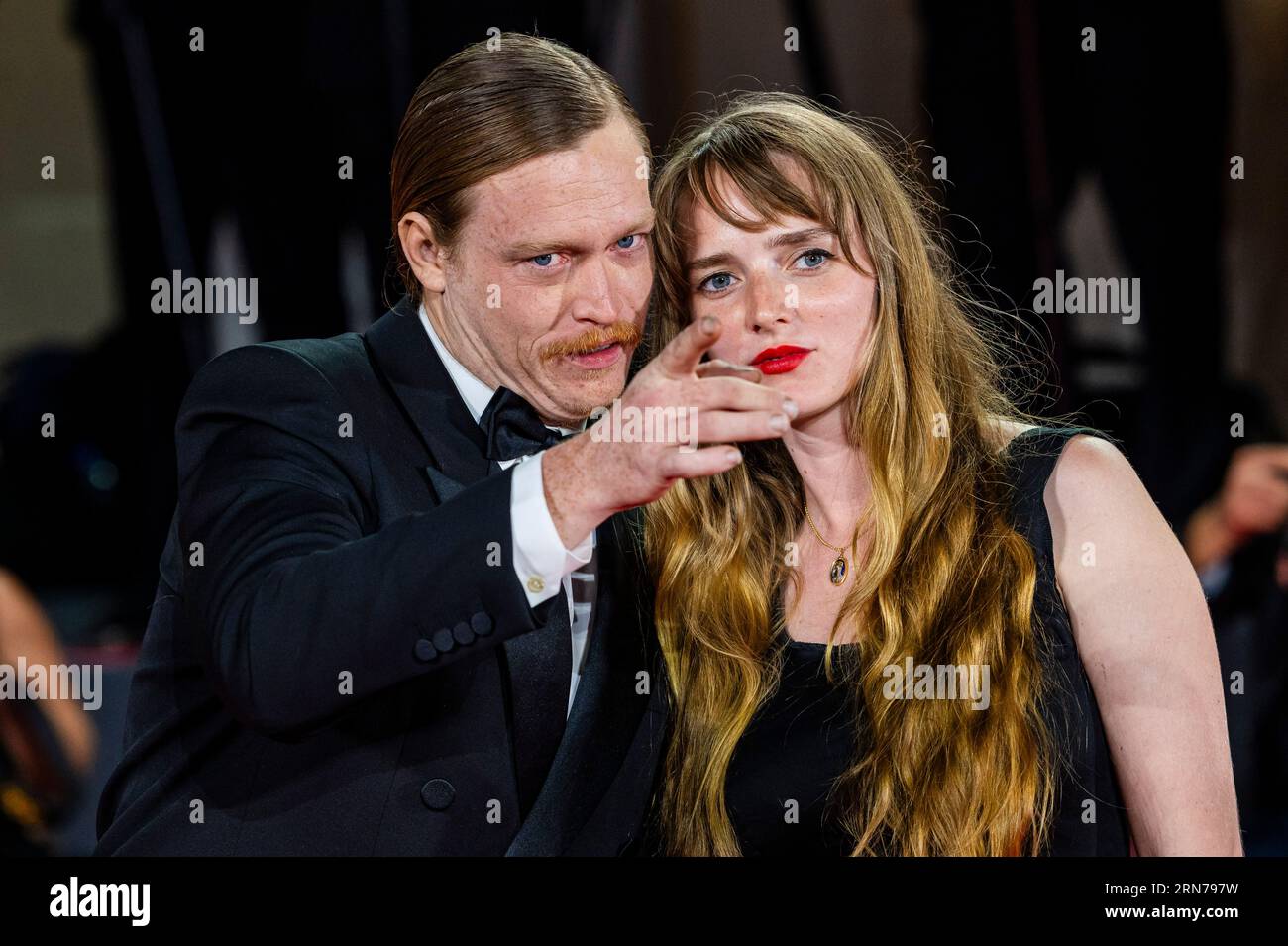 Venise, Italie. 31 août 2023. Caleb Landry Jones et Katya Zvereva arrivent à la première de Dogman à Sala Grande au 80e Festival International du film de Venise. Crédit : Euan Cherry/Alamy Live News Banque D'Images