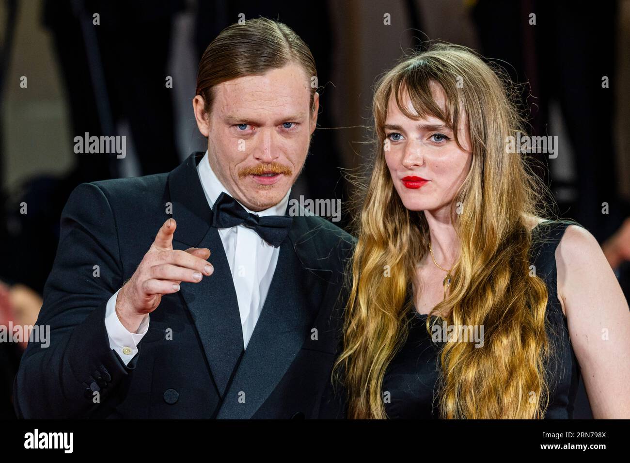 Venise, Italie. 31 août 2023. Caleb Landry Jones et Katya Zvereva arrivent à la première de Dogman à Sala Grande au 80e Festival International du film de Venise. Crédit : Euan Cherry/Alamy Live News Banque D'Images