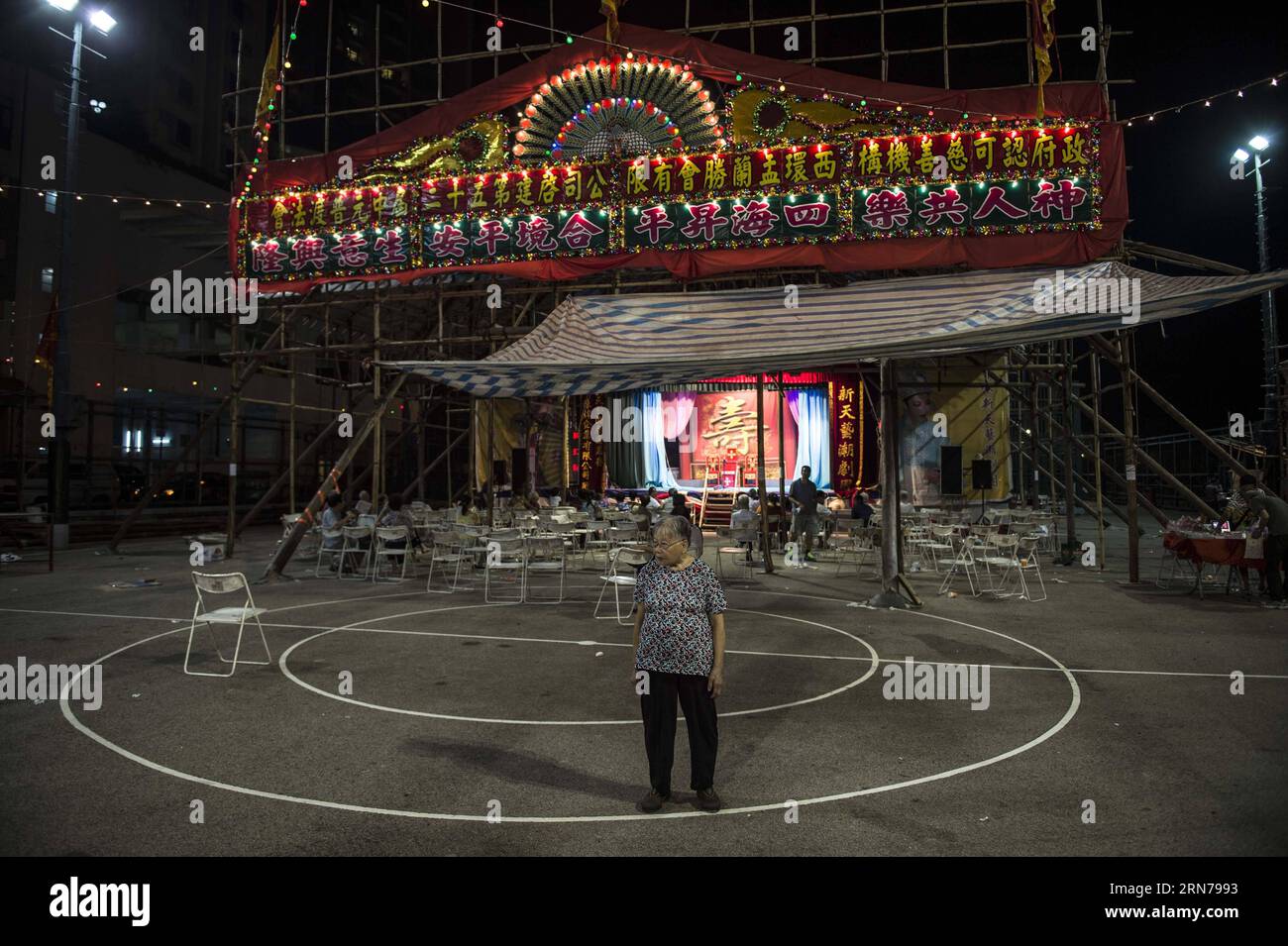 (150827) -- Hong Kong, 27 août 2015 -- les gens se réunissent pour marquer le Festival des fantômes à Sai WAN dans le sud de la Chine, Hong Kong, le 22 août 2015. Dans la culture chinoise, le 15e jour du septième mois du calendrier lunaire est appelé jour des fantômes ou Festival des fantômes et le septième mois est considéré comme le mois des fantômes. Dans le bouddhisme, le jour des fantômes est aussi appelé Ullambana (Yu LAN ou Yu LAN Pen en pinyin). À Hong Kong, la coutume sur Ullambana a été introduite par les Chaozhou (Chiu Chow en cantonais) il y a environ 100 ans. Ils marquent toujours le Festival Ullambana conformément à leur coutume à la maison en adorant le Banque D'Images