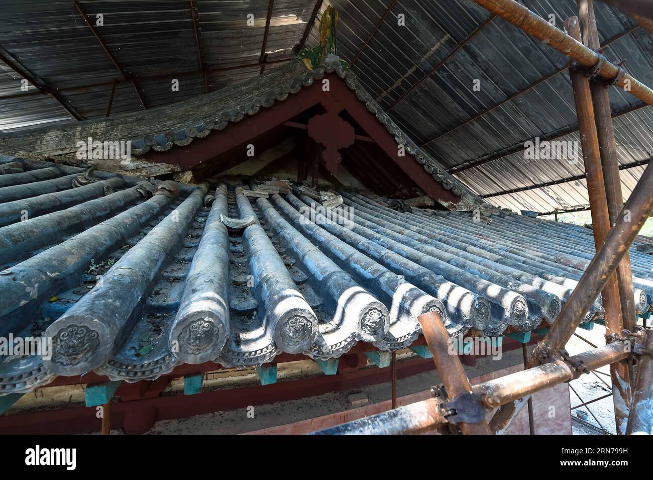 (150827) -- TAIYUAN, - une photo prise le 23 août 2015 montre le toit du palais Amitabha du temple Dayun, comté de Pingshun dans la province du Shanxi du nord de la Chine. Le temple Dayun a été construit à l'origine dans la troisième année de Tianfu, plus tard dynastie Jin (AD 938). C'est l'un des cinq bâtiments à structure en bois restants de la période des cinq dynasties en Chine. Plus de deux millions de RMB ont été investis pour la réparation et la restauration du temple depuis avril dernier. )(wjq) SHANXI-PINGSHUN-DAYUN TEMPLE-REPAIR (CN) FanxMinda PUBLICATIONxNOTxINxCHN 150827 Taiyuan photo prise LE 23 2015 août montre le Roo Banque D'Images