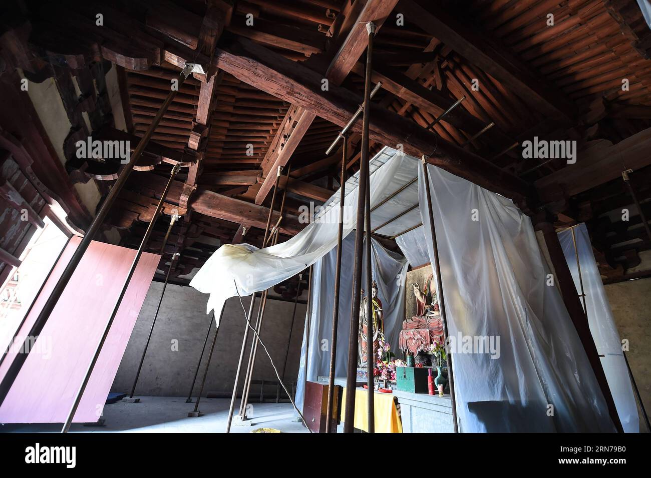 (150827) -- TAIYUAN, - la photo prise le 23 août 2015 montre la vue intérieure du palais Amitabha du temple Dayun, comté de Pingshun dans la province du Shanxi du nord de la Chine. Le temple Dayun a été construit à l'origine dans la troisième année de Tianfu, plus tard dynastie Jin (AD 938). C'est l'un des cinq bâtiments à structure en bois restants de la période des cinq dynasties en Chine. Plus de deux millions de RMB ont été investis pour la réparation et la restauration du temple depuis avril dernier. )(wjq) SHANXI-PINGSHUN-DAYUN TEMPLE-REPAIR (CN) FanxMinda PUBLICATIONxNOTxINxCHN 150827 Taiyuan photo prise LE 23 2015 août Show Banque D'Images