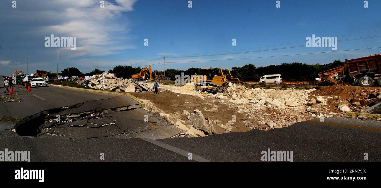 (150828) -- QUINTANA ROO, - des employés travaillent sur le site de l'effondrement d'une section de l'autoroute Cancun-Playa del Carmen, dans l'État de Quitana Roo, au Mexique, le 27 août 2015. Un tronçon de l'autoroute Cancun-Playa del Carmen a subi un effondrement jeudi qui a coupé la route entre la Riviera Maya et l'aéroport international.) (vf) MEXICO-QUINTANA ROO-HIGHWAY-COLLAPSE NOTIMEX PUBLICATIONxNOTxINxCHN 150828 les employés de Quintana Roo travaillent SUR le site de l'effondrement d'une section de l'autoroute Cancun Playa Del Carmen dans l'État de Roo Mexico LE 27 2015 août un tronçon de Cancun Playa Del CARM Banque D'Images