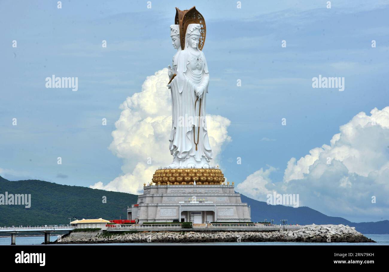(150828) -- SANYA, 28 août 2015 -- la photo prise le 28 août 2015 montre la statue de 108 mètres de haut du Bodhisattva d'Avalokitesvara à Nanshan Resort à Sanya, dans la province de Hainan du sud de la Chine. Dans le calendrier lunaire, aujourd'hui est le 15e jour du septième mois, qui est appelé Festival Ullambana, certaines activités bouddhistes auront lieu ce jour-là. (dhf) CHINA-HAINAN-SANYA-BOUDDHISM-DÉESSE GUANYIN (CN) YangxGuanyu PUBLICATIONxNOTxINxCHN 150828 Sanya août 28 2015 photo prise LE 28 2015 août montre la statue haute de 108 mètres de Avalokitesvara Bodhisattva AU Nanshan Resort À Sanya South China S Hainan Pro Banque D'Images