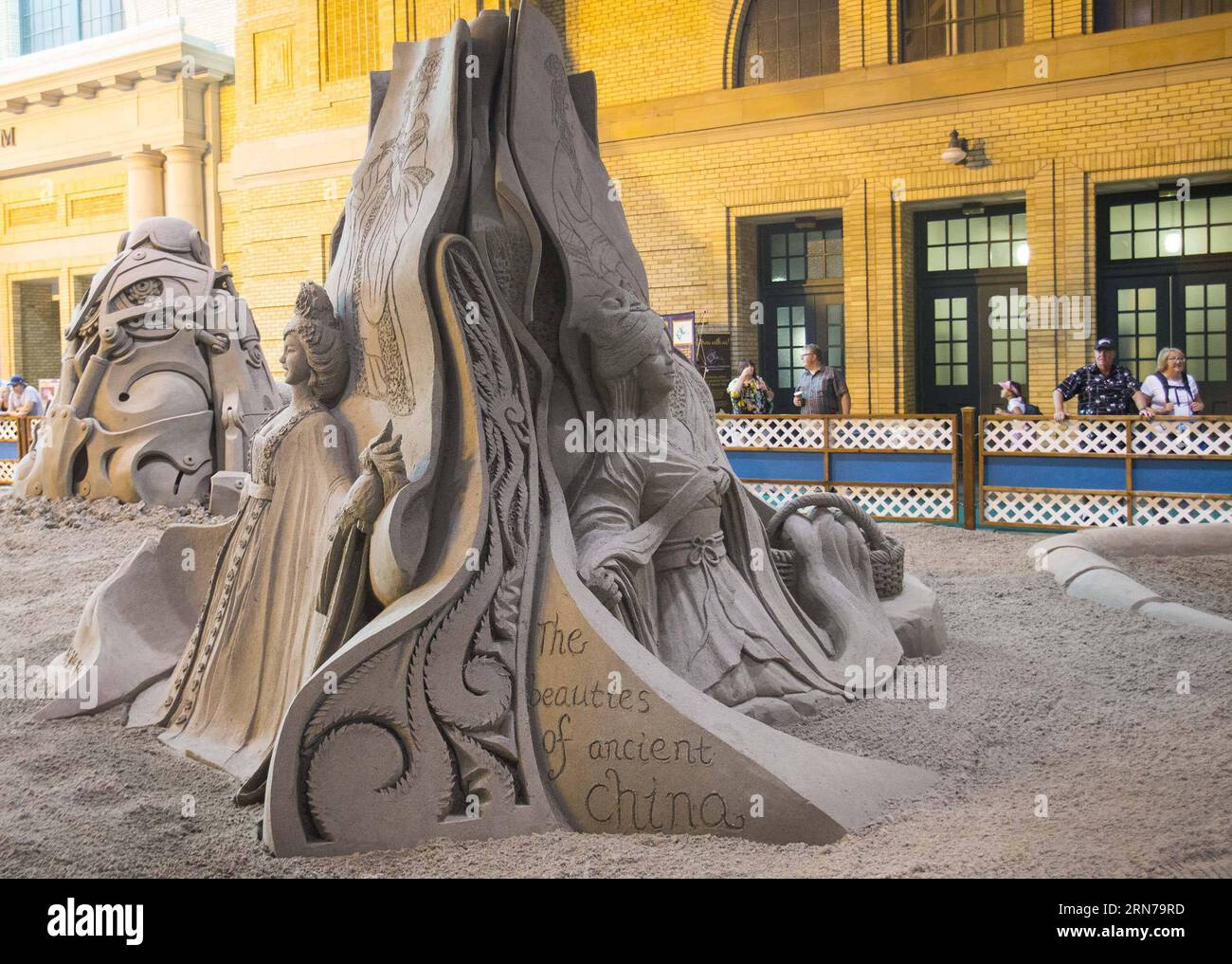 KULTUR Sandskulpturen Wettbewerb in Toronto (150829) -- TORONTO, 28 août 2015 -- sculpture sur sable les beautés de la Chine ancienne réalisée par les artistes chinois Zhang Yan et Yang Lidong est exposée lors du concours international de paires de sculptures sur sable 2015 à la 137e exposition nationale canadienne à Toronto, Canada, le 28 août 2015.) CANADA-TORONTO-EXPOSITION NATIONALE CANADIENNE-CONCOURS DE COUPLES DE SCULPTURE SUR SABLE ZouxZheng PUBLICATIONxNOTxINxCHN Culture Concours de sculptures sur sable à Toronto Toronto août 28 2015 Sculpture sur sable les beautés de la Chine ancienne réalisée par les artistes chinois Zhang Yan et Yang Banque D'Images