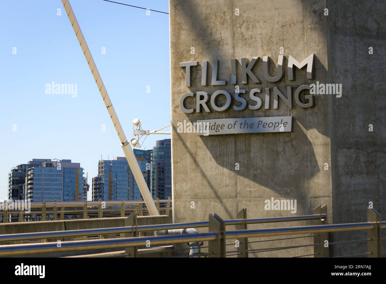 tilikum Crossing, pont du peuple sur la rivière Willamette dans le front de mer de Portland Oregon avec le paysage urbain du centre-ville de Portland en arrière-plan Banque D'Images