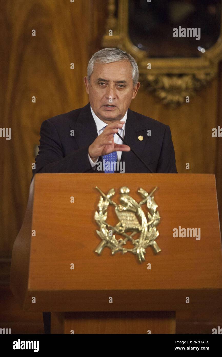 (150831) -- GUATEMALA CITY, 31 août 2015 -- le président du Guatemala, Otto Perez Molina, prend la parole lors d'une conférence de presse, à Guatemala City, capitale du Guatemala, le 31 août 2015. Selon la presse locale, le président du Guatemala, Otto Perez Molina, a annoncé qu'il ne démissionnerait pas de la présidence, après que le Ministère public du Guatemala et la Commission internationale contre l'impunité au Guatemala (CICIG) ont demandé un procès pour son implication présumée dans l'affaire de fraude douanière connue sous le nom de la Linea . Luis Echeverria) (rtg) GUATEMALA-GUATEMALA CITY-POLITICS-OTTO PEREZ e LuisxEcheverria Banque D'Images