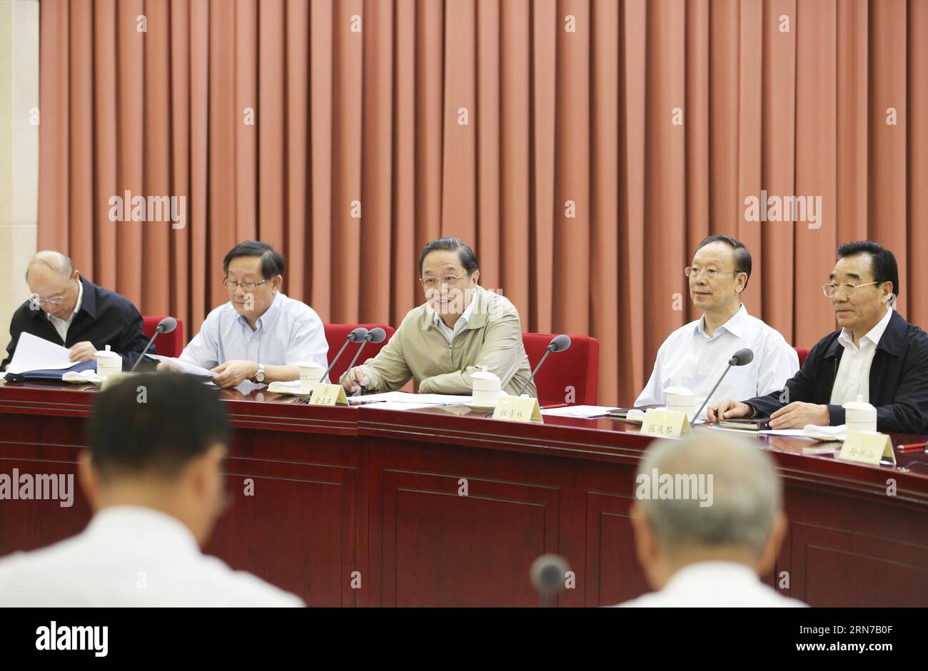 (150901) -- BEIJING, 1 septembre 2015 -- Yu Zhengsheng (arrière en C), président du Comité national de la Conférence consultative politique du peuple chinois, préside une séance de consultation bimensuelle pour solliciter des conseils et des suggestions pour promouvoir le développement de zones frontalières de coopération économique, à Beijing, capitale de la Chine, le 1 septembre 2015.) (mt) CHINA-BEIJING-YU ZHENGSHENG-CPPCC-bi-WEEKLY SESSION (CN) DingxLin PUBLICATIONxNOTxINxCHN 150901 Beijing sept 1 2015 Yu Zheng Sheng C Président arrière du Comité national des célébrités chinoises Président de la Conférence consultative politique O Banque D'Images