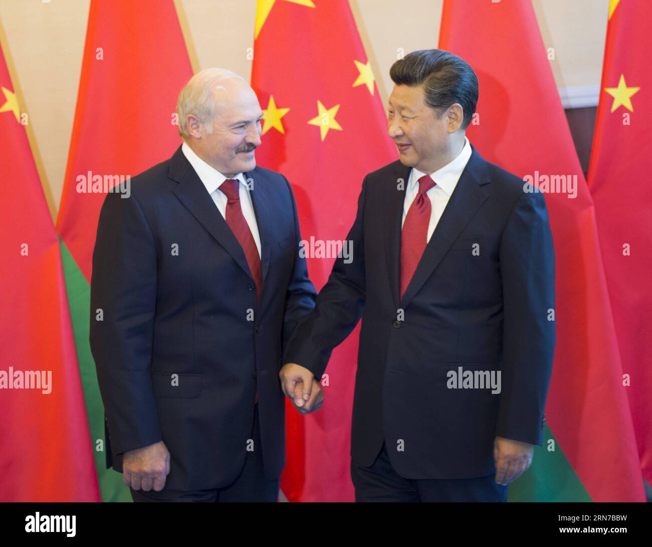 (150902) -- PÉKIN, 2 septembre 2015 -- le président chinois Xi Jinping (R) rencontre le président biélorusse Alexander Loukachenko à Pékin, capitale de la Chine, le 2 septembre 2015.) (zkr) CHINE-XI RÉUNION DU PRÉSIDENT JINPING-BELARUS (CN) XiexHuanchi PUBLICATIONxNOTxINxCHN Banque D'Images