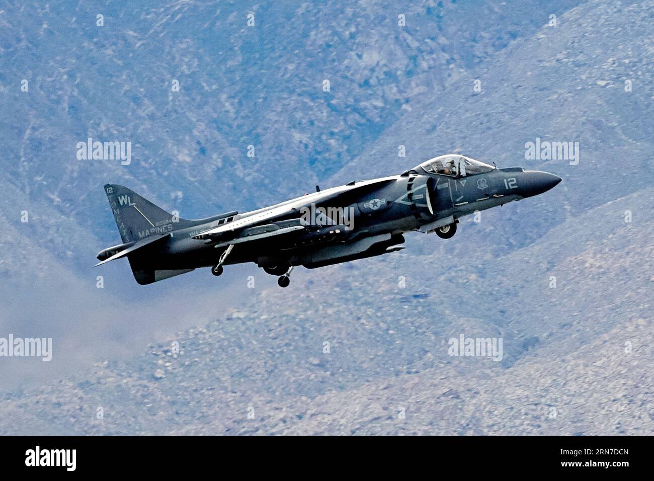 Palm Springs, Californie, États-Unis. 31 janvier 2015. Un US Marines AV-8B Harrier de Marine Attack Squadron VMA 311 quitte l'aéroport de Palm Springs en Californie. (Image de crédit : © Ian L. Sitren/ZUMA Press Wire) USAGE ÉDITORIAL SEULEMENT! Non destiné à UN USAGE commercial ! Banque D'Images
