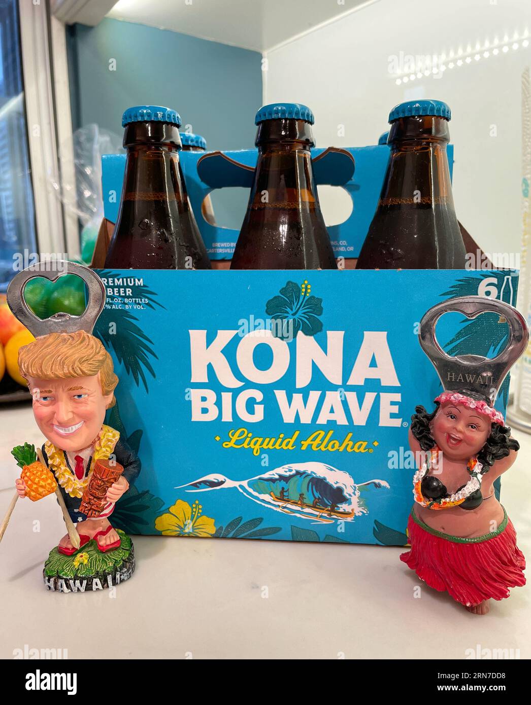 Nature morte d'une bouteille et six paquets de bière Kona Big Wave, 2023, États-Unis Banque D'Images