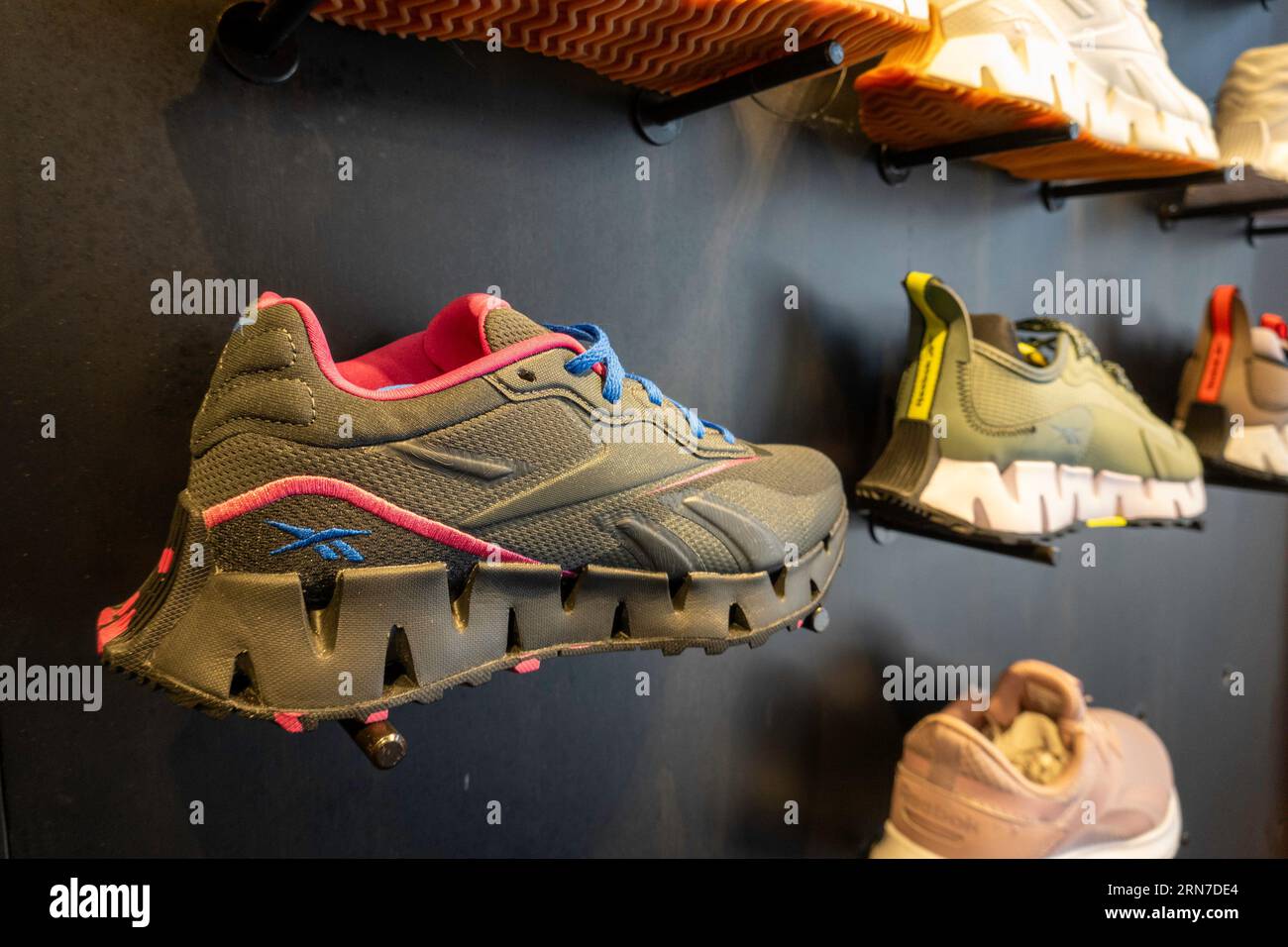 La marque Reebok vêtements et chaussures de sport a un grand magasin sur Union Square à Manhattan, 2023, New York City, États-Unis Banque D'Images