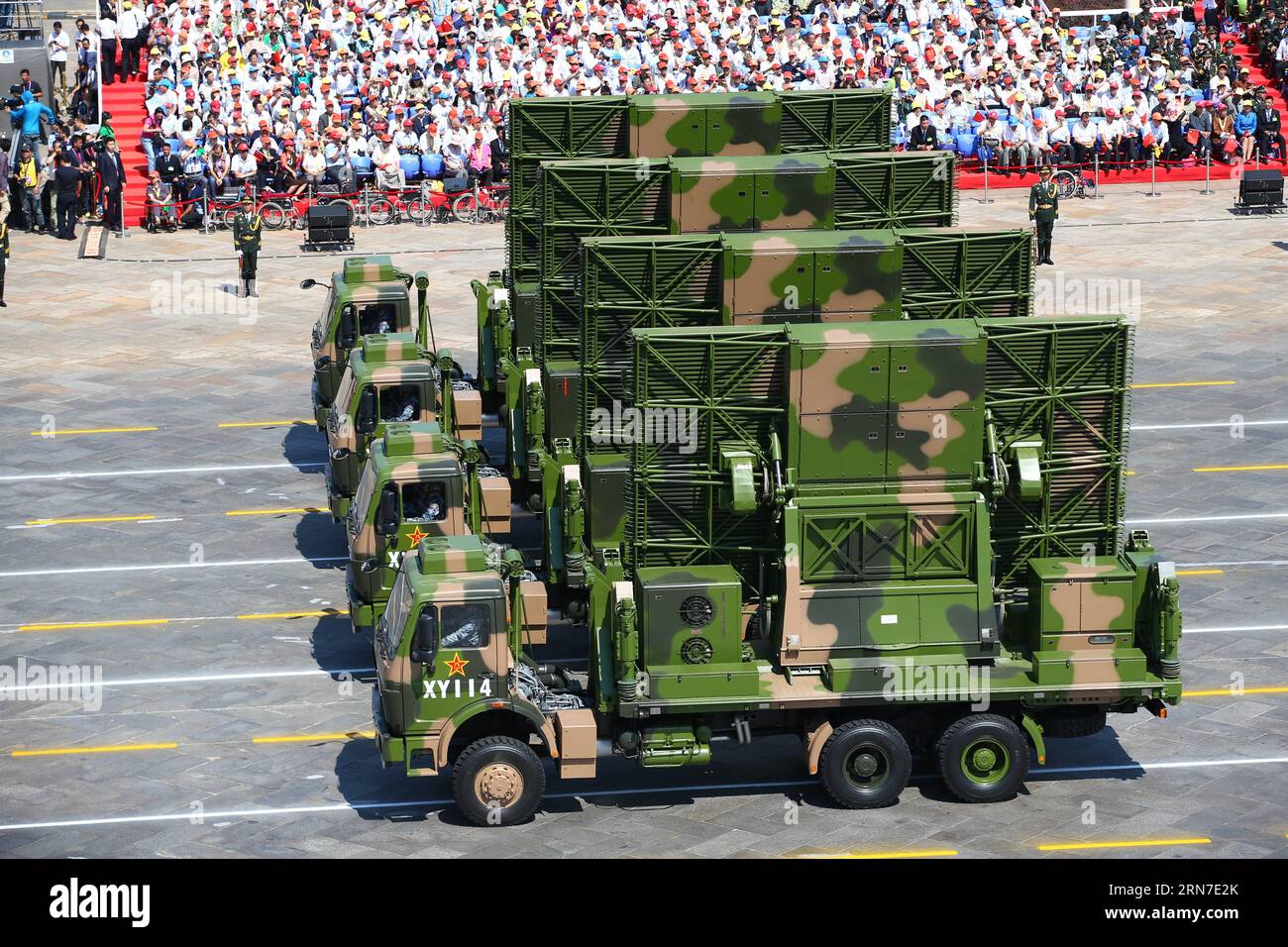 (150903) -- BEIJING, 3 septembre 2015 -- des radars d'alerte précoce assistent au défilé militaire à Beijing, capitale de la Chine, le 3 septembre 2015. Jeudi, la Chine a organisé des activités commémoratives, dont un grand défilé militaire, pour marquer le 70e anniversaire de la victoire de la guerre de résistance du peuple chinois contre l agression japonaise et la guerre mondiale antifasciste. (Wyo) CHINA-BEIJING-V-DAY PARADE (CN) YinxGang PUBLICATIONxNOTxINxCHN 150903 Beijing 3 2015 sept Radar d'alerte précoce assistez au défilé militaire à Beijing capitale de la Chine 3 2015 sept Chine jeudi activités commémoratives de héros inc Banque D'Images