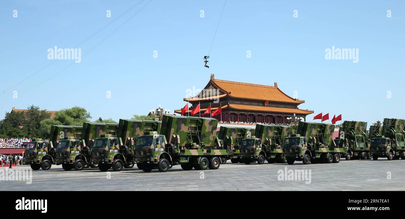 (150903) -- BEIJING, 3 septembre 2015 -- des radars d'alerte précoce assistent au défilé militaire à Beijing, capitale de la Chine, le 3 septembre 2015. Jeudi, la Chine a organisé des activités commémoratives, dont un grand défilé militaire, pour marquer le 70e anniversaire de la victoire de la guerre de résistance du peuple chinois contre l agression japonaise et la guerre mondiale antifasciste. (Wyo) CHINA-BEIJING-V-DAY PARADE (CN) ChenxJianli PUBLICATIONxNOTxINxCHN 150903 Beijing 3 2015 septembre Radar d'alerte précoce assistez au défilé militaire à Beijing capitale de la Chine 3 2015 septembre Chine jeudi activités commémoratives de héros Banque D'Images