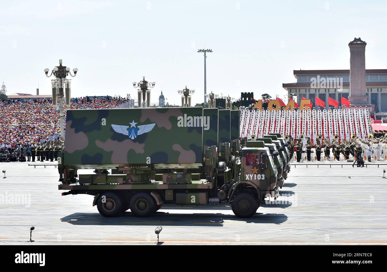 (150903) -- BEIJING, 3 septembre 2015 -- des radars d'alerte précoce assistent au défilé militaire à Beijing, capitale de la Chine, le 3 septembre 2015. Jeudi, la Chine a organisé des activités commémoratives, dont un grand défilé militaire, pour marquer le 70e anniversaire de la victoire de la guerre de résistance du peuple chinois contre l agression japonaise et la guerre mondiale antifasciste. (dhf) CHINA-BEIJING-V-DAY PARADE (CN) LuoxXiaoguang PUBLICATIONxNOTxINxCHN 150903 Beijing 3 2015 septembre Radar d'alerte précoce assistez au défilé militaire à Beijing capitale de la Chine 3 2015 septembre Chine jeudi commémoration du héros activité Banque D'Images