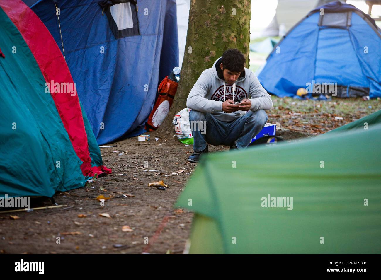 (150823) -- BRUXELLES, le 3 septembre 2015 -- un demandeur d'asile attend dans un camp de fortune à l'extérieur du centre d'accueil des migrants à Bruxelles, Belgique, le 3 septembre 2015. Le nombre de réfugiés et de migrants traversant la Méditerranée cette année dépasse désormais les 300 000, selon le HCR, Agence des Nations Unies pour les réfugiés. Zhou Lei) BELGIQUE-EUROPE-MIGRANTS-DEMANDEURS D'ASILE ?? PUBLICATIONxNOTxINxCHN 150823 Bruxelles sept. 3 2015 aux demandeurs d'asile attendent DANS un camp de fortune à l'extérieur du Centre d'accueil pour immigrants à Bruxelles Belgique LE 3 2015 septembre le nombre de réfugiés et de migrants traversant la Méditerranée cette année a N Banque D'Images