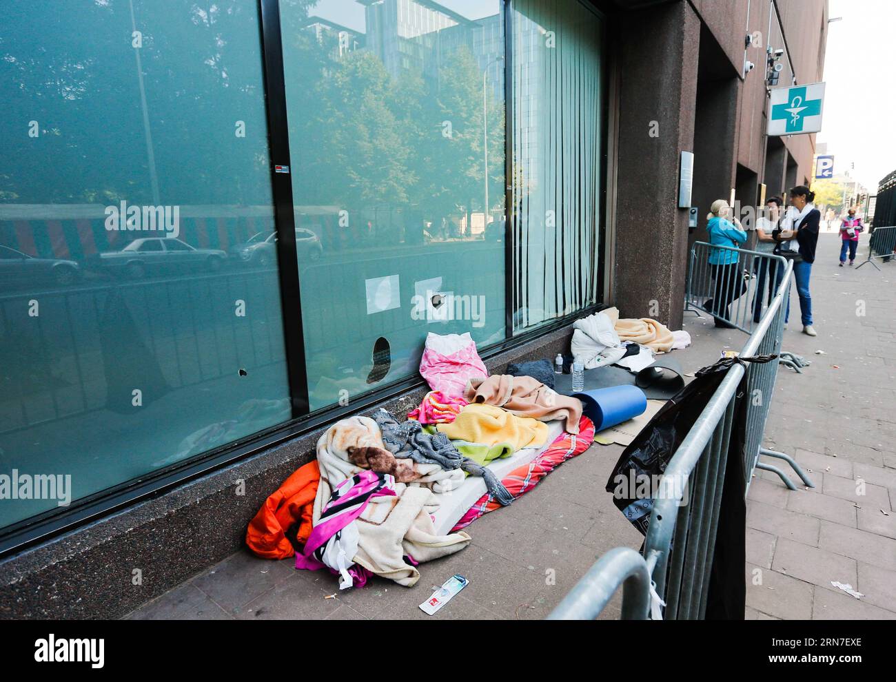 (150903) -- BRUXELLES, le 3 septembre 2015 -- la literie de demandeurs d'asile a été vue devant le centre d'accueil des migrants à Bruxelles, Belgique, le 3 septembre 2015. Le nombre de réfugiés et de migrants traversant la Méditerranée cette année dépasse désormais les 300 000, selon le HCR, Agence des Nations Unies pour les réfugiés. Zhou Lei) BELGIQUE-EUROPE-MIGRANTS-DEMANDEURS D'ASILE ?? PUBLICATIONxNOTxINxCHN 150903 Bruxelles sept 3 2015 Asylum Seekers literie SE TROUVE à l'extérieur du Centre d'accueil des immigrants à Bruxelles Belgique LE 3 2015 septembre, le nombre de réfugiés et de migrants traversant la Méditerranée cette année a dépassé les 300 000 ACC Banque D'Images