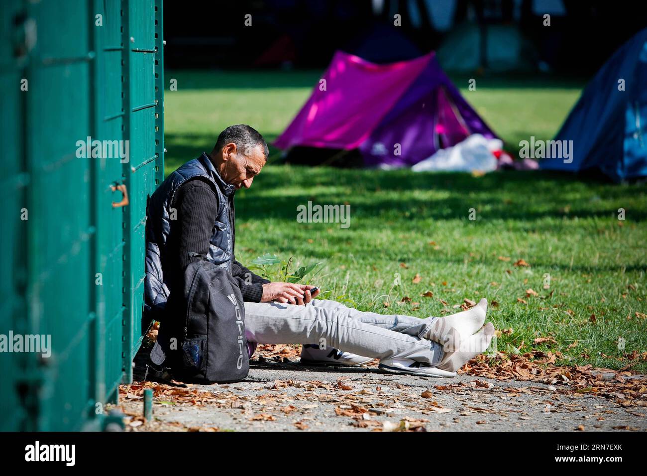 (150903) -- BRUXELLES, 3 septembre 2015 -- un demandeur d'asile irakien attend dans un camp de fortune à l'extérieur du centre d'accueil pour migrants à Bruxelles, Belgique, le 3 septembre 2015. Le nombre de réfugiés et de migrants traversant la Méditerranée cette année dépasse désormais les 300 000, selon le HCR, Agence des Nations Unies pour les réfugiés. Zhou Lei) BELGIQUE-EUROPE-MIGRANTS-DEMANDEURS D'ASILE ?? PUBLICATIONxNOTxINxCHN 150903 Bruxelles sept 3 2015 à un demandeur d'asile d'Irak attend DANS un camp de fortune à l'extérieur du Centre d'accueil des immigrants à Bruxelles Belgique LE 3 2015 septembre le nombre de réfugiés et de migrants traversant la Mediterra Banque D'Images
