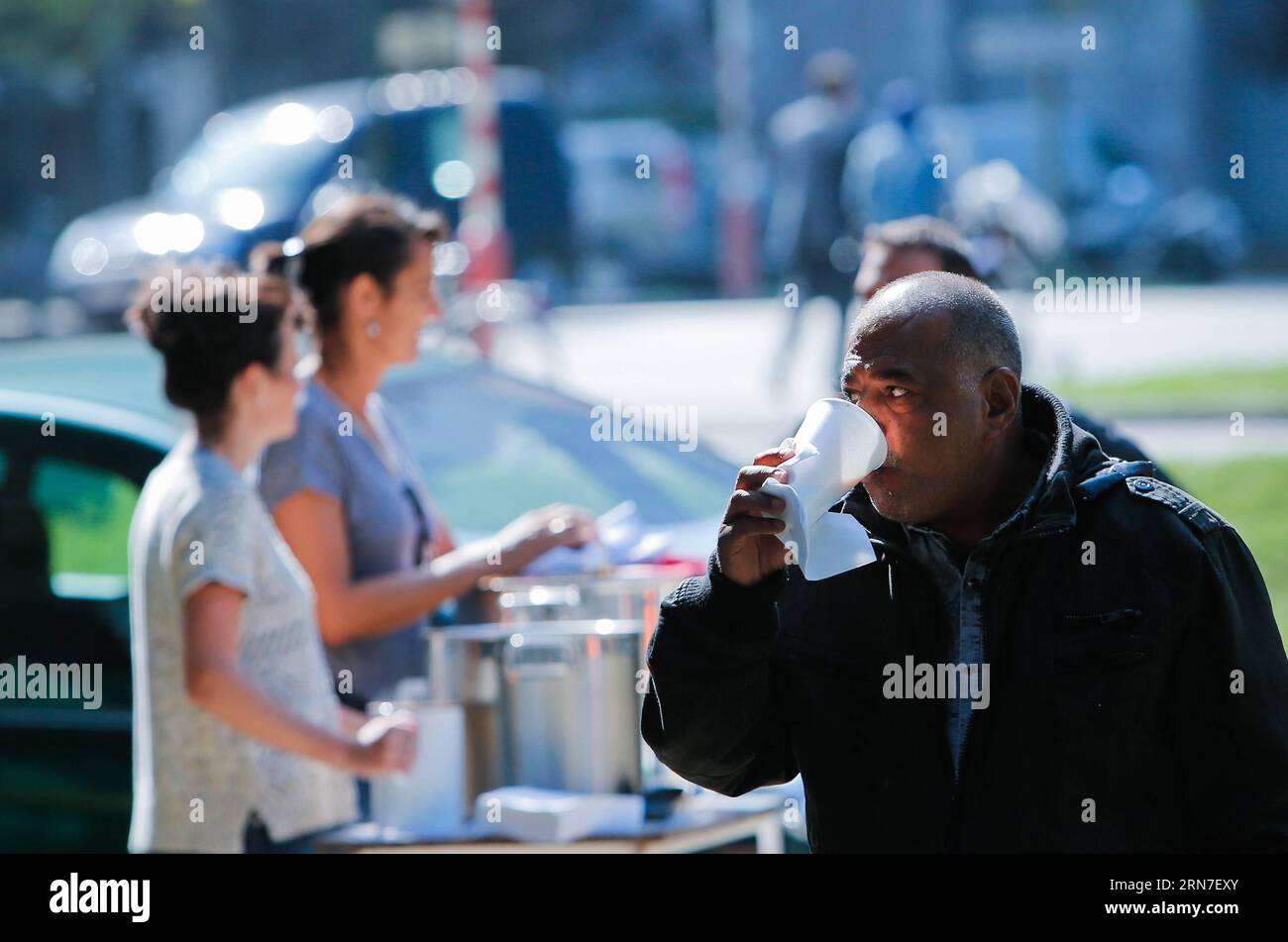 (150903) -- BRUXELLES, 3 septembre 2015 -- un demandeur d'asile reçoit de la soupe fournie par des habitants dans un camp de fortune à l'extérieur du centre d'accueil des migrants à Bruxelles, Belgique, le 3 septembre 2015. Le nombre de réfugiés et de migrants traversant la Méditerranée cette année dépasse désormais les 300 000, selon le HCR, Agence des Nations Unies pour les réfugiés. Zhou Lei) BELGIQUE-EUROPE-MIGRANTS-DEMANDEURS D'ASILE ?? PUBLICATIONxNOTxINxCHN 150903 Bruxelles sept 3 2015 au demandeur d'asile a fourni de la soupe par des locaux DANS un camp de fortune à l'extérieur du Centre d'accueil des immigrants à Bruxelles Belgique LE 3 2015 septembre le nombre de réfugiés et de migrants Banque D'Images