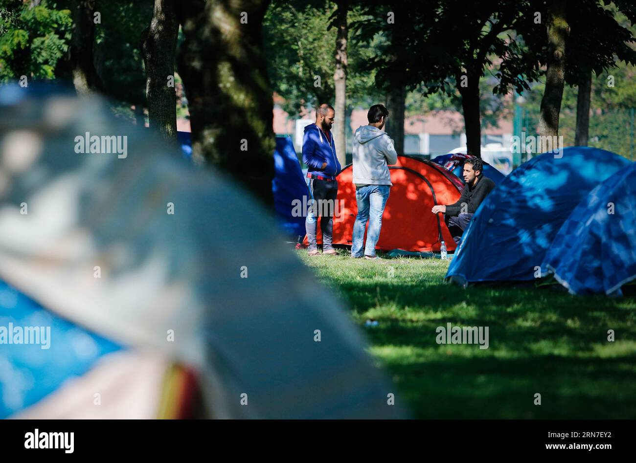 (150903) -- BRUXELLES, le 3 septembre 2015 -- trois hommes sont vus dans un camp de fortune à l'extérieur du centre d'accueil des migrants à Bruxelles, Belgique, le 3 septembre 2015. Le nombre de réfugiés et de migrants traversant la Méditerranée cette année dépasse désormais les 300 000, selon le HCR, Agence des Nations Unies pour les réfugiés. Zhou Lei) BELGIQUE-EUROPE-MIGRANTS-DEMANDEURS D'ASILE ?? PUBLICATIONxNOTxINxCHN 150903 Bruxelles sept 3 2015 trois hommes sont des lacs DANS un camp de fortune à l'extérieur du Centre d'accueil des immigrants à Bruxelles Belgique LE 3 2015 septembre le nombre de réfugiés et de migrants traversant la Méditerranée cette année a maintenant exce Banque D'Images