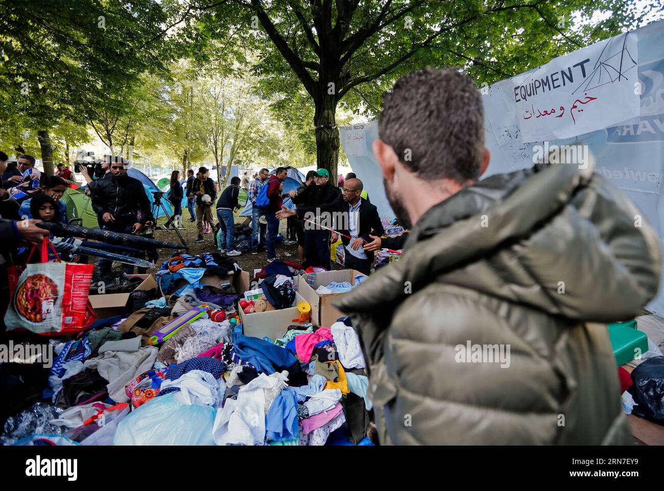 (150903) -- BRUXELLES, 3 septembre 2015 -- les demandeurs d'asile ramassent les vêtements donnés par les habitants dans un camp de fortune à l'extérieur du centre d'accueil des migrants à Bruxelles, Belgique, le 3 septembre 2015. Le nombre de réfugiés et de migrants traversant la Méditerranée cette année dépasse désormais les 300 000, selon le HCR, Agence des Nations Unies pour les réfugiés. Zhou Lei) BELGIQUE-EUROPE-MIGRANTS-DEMANDEURS D'ASILE ?? PUBLICATIONxNOTxINxCHN 150903 Bruxelles sept 3 2015 les demandeurs d'asile collectent les vêtements donnés par les habitants DANS un camp de fortune à l'extérieur du Centre d'accueil des immigrants à Bruxelles Belgique LE 3 2015 septembre le nombre de réfugiés et Banque D'Images