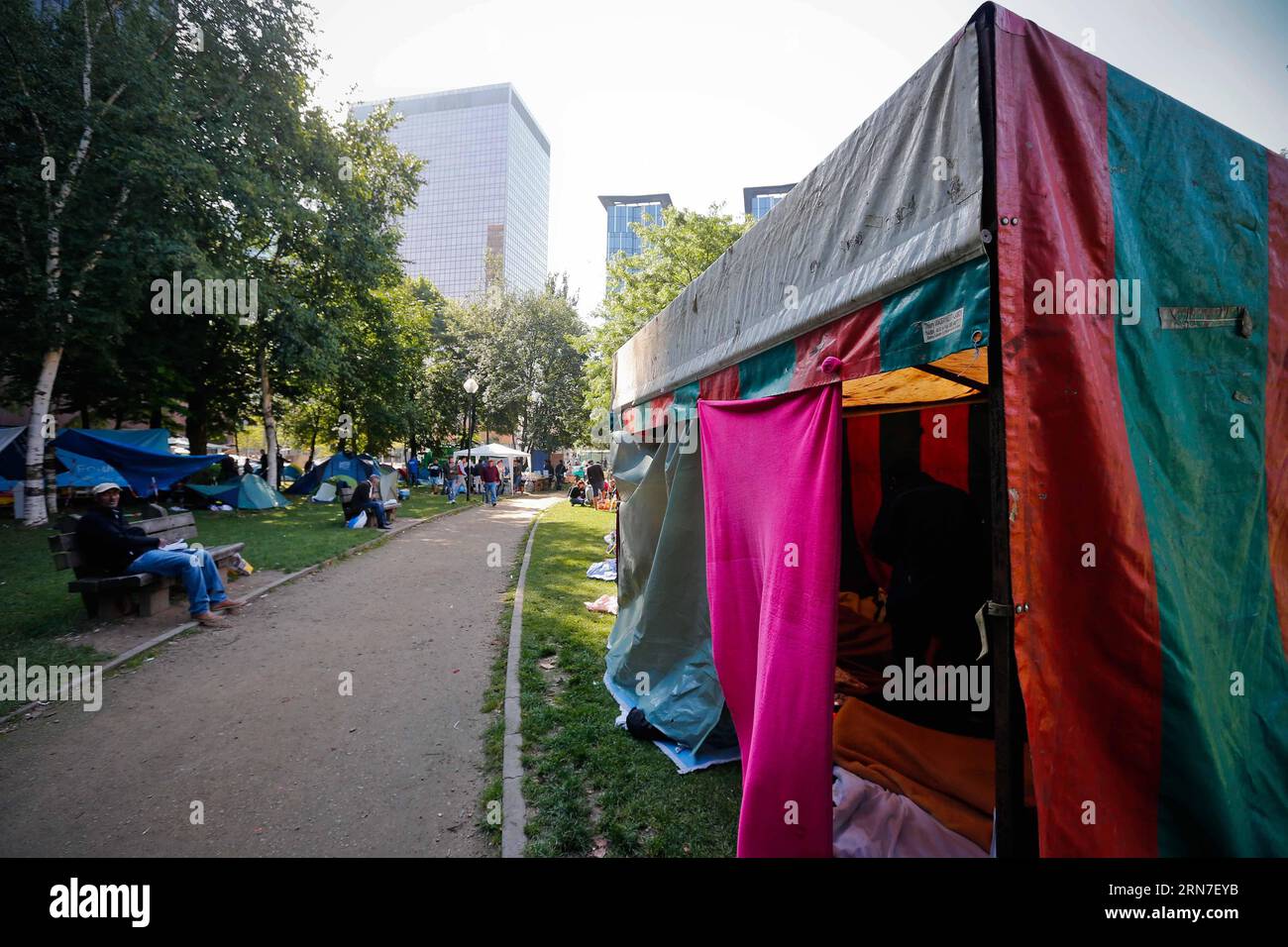 (150903) -- BRUXELLES, 3 septembre 2015 -- des tentes sont vues dans un camp de fortune à l'extérieur du centre d'accueil des migrants à Bruxelles, Belgique, le 3 septembre 2015. Le nombre de réfugiés et de migrants traversant la Méditerranée cette année dépasse désormais les 300 000, selon le HCR, Agence des Nations Unies pour les réfugiés. Zhou Lei) BELGIQUE-EUROPE-MIGRANTS-DEMANDEURS D'ASILE ?? PUBLICATIONxNOTxINxCHN 150903 Bruxelles sept 3 2015 les tentes sont des lacs DANS un camp de fortune devant le Centre d'accueil pour immigrants à Bruxelles Belgique LE 3 2015 septembre, le nombre de réfugiés et de migrants traversant la Méditerranée cette année a dépassé 300 Banque D'Images