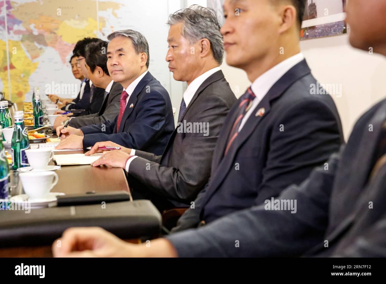 Varsovie, Pologne. 31 août 2023. Le ministre de la Défense de la République de Corée, Lee Jong-sup, assis à la table lors de la réunion bilatérale avec son homologue polonais au ministère de la Défense à Varsovie, la capitale de la Pologne, lors de la visite officielle des représentants de la République de Corée dans le pays du flanc oriental de l'OTAN. Les ministres ont parlé de la sécurité des membres de l'OTAN face à l'agression russe en Ukraine (le voisin immédiat de la Pologne) ainsi que des accords commerciaux sur les armes. Crédit : SOPA Images Limited/Alamy Live News Banque D'Images