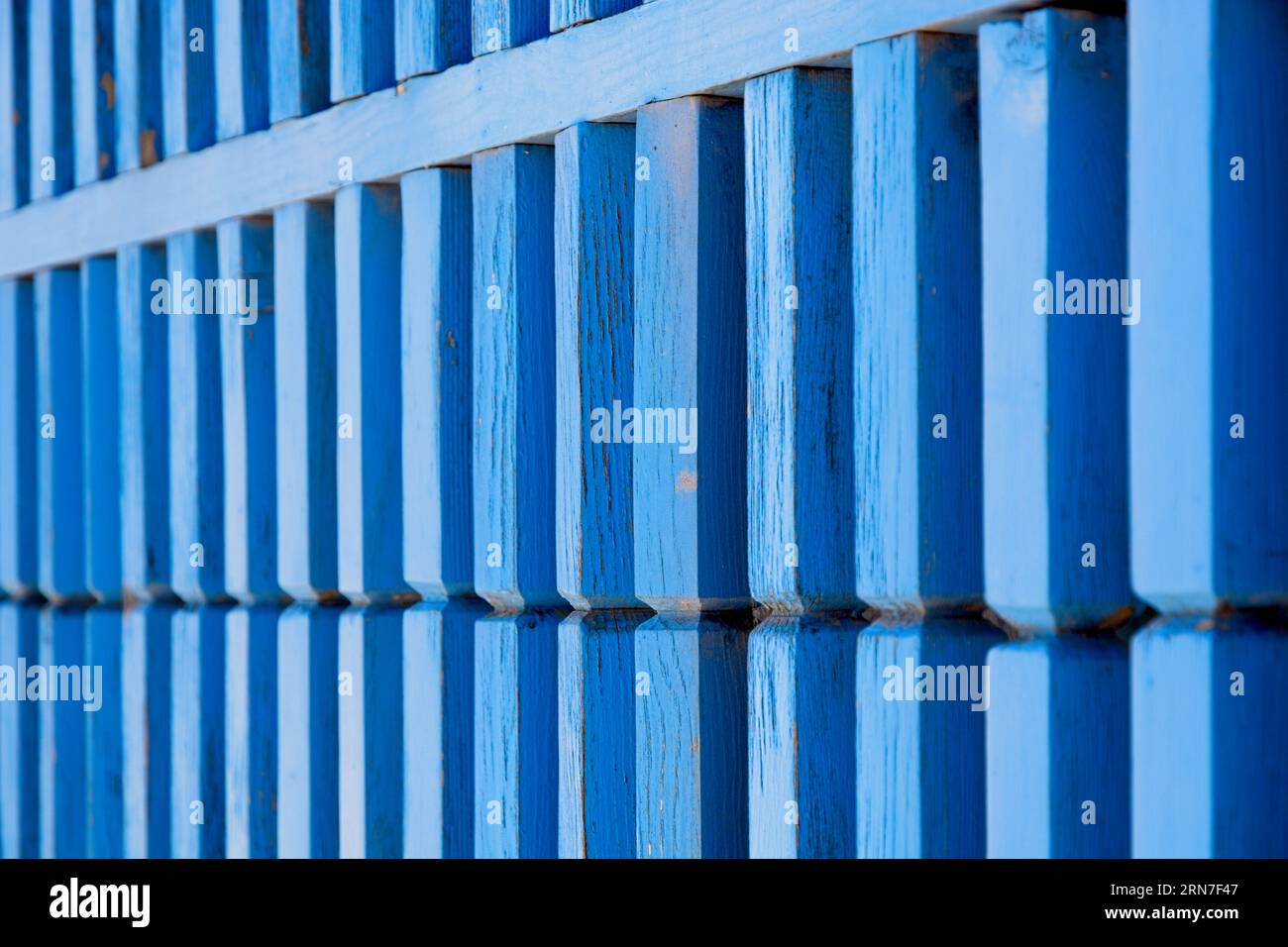 Close up weathered blue wooden gate Banque D'Images