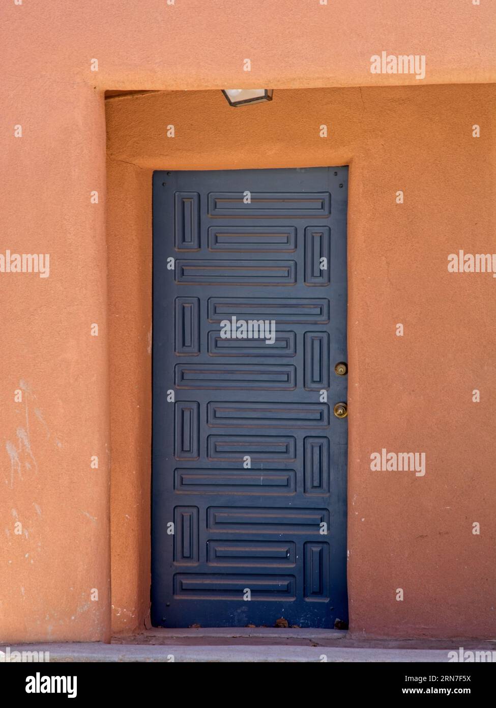 Raised panel door set in adobe wall structure Banque D'Images