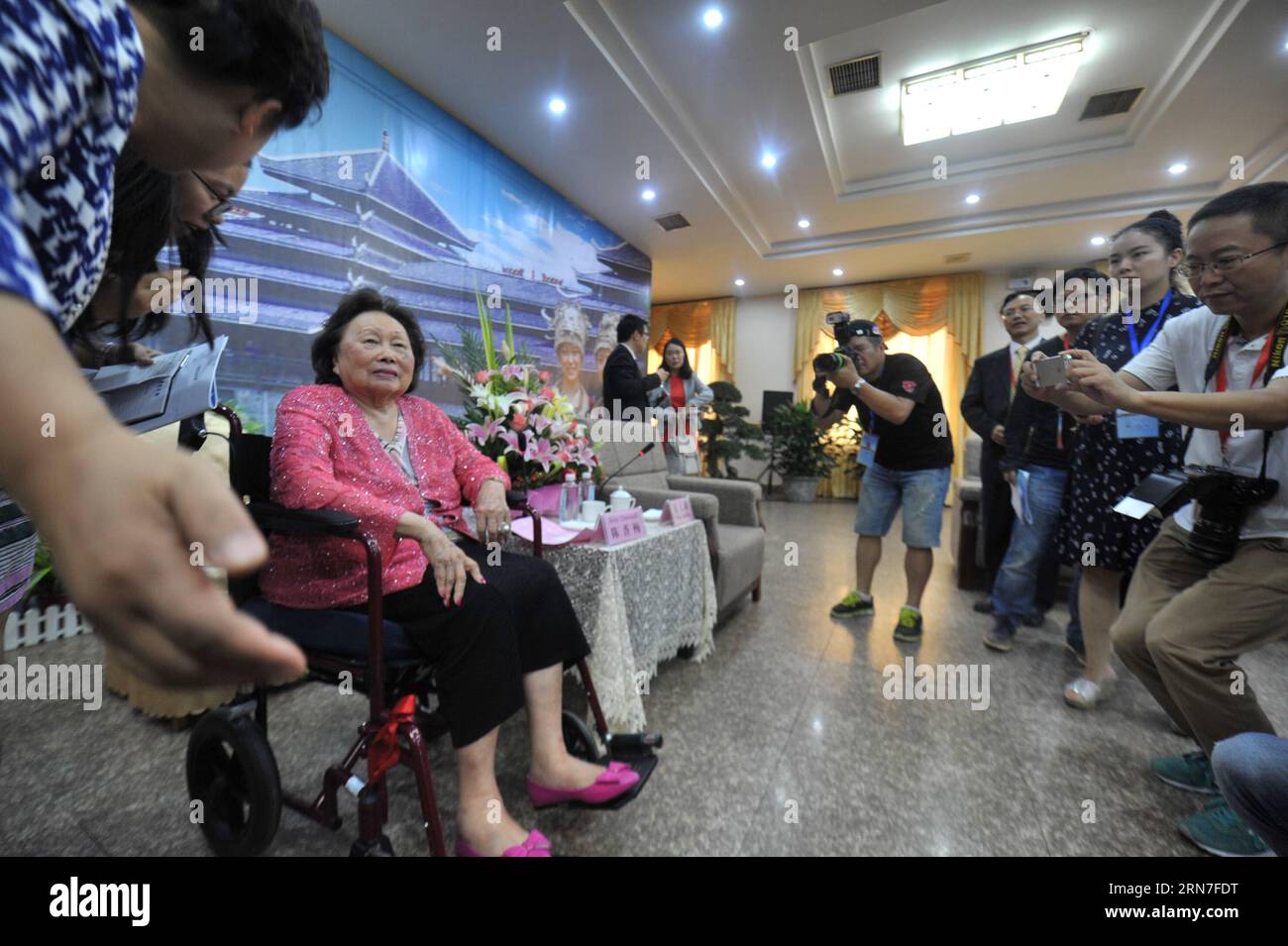 (150904) -- ZHIJIANG, 4 septembre 2015 -- Anna Chan Chennault, épouse de la pilote américaine Claire Chennault, qui s'est portée volontaire pour combattre contre l'armée de l'air japonaise pendant la Seconde Guerre mondiale, reçoit une entrevue à Zhijiang, dans la province du Hunan, le 4 septembre 2015. Anna Chan Chennault est arrivée à Zhijiang vendredi après-midi et visitera le mémorial des Tigres volants. (MCG) CHINA-HUNAN-ZHIJIANG-ANNA CHAN CHENNAULT (CN) LongxHongtao PUBLICATIONxNOTxINxCHN 150904 Zhijiang sept 4 2015 Anna Chan Chennault épouse du pilote américain Claire Chennault qui s'est portée volontaire pour combattre contre l'Air japonais Banque D'Images