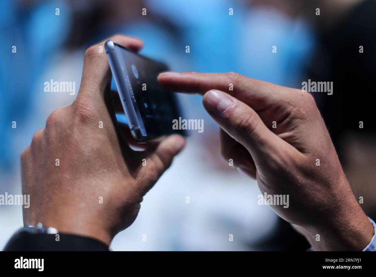 (150904) -- BERLIN, 4 septembre 2015 -- Un visiteur voit un smartphone Samsung Galaxy Note 5 sur le stand Samsung du 55e salon IFA de l'électronique grand public à Berlin, Allemagne, le 4 septembre 2015. Alors que le 55e salon IFA de l électronique grand public, le plus grand salon européen de l électronique grand public et de l électroménager, a débuté vendredi à Berlin, China Brand Show a également tenu sa première cérémonie d ouverture à l IFA. ALLEMAGNE-BERLIN-IFA SALON DE L'ÉLECTRONIQUE GRAND PUBLIC ZhangxFan PUBLICATIONxNOTxINxCHN 150904 Berlin sept 4 2015 un visiteur voit un smartphone Samsung Galaxy Note 5 SUR le stand Samsung S du 55e salon IFA Consumer Electronic Banque D'Images