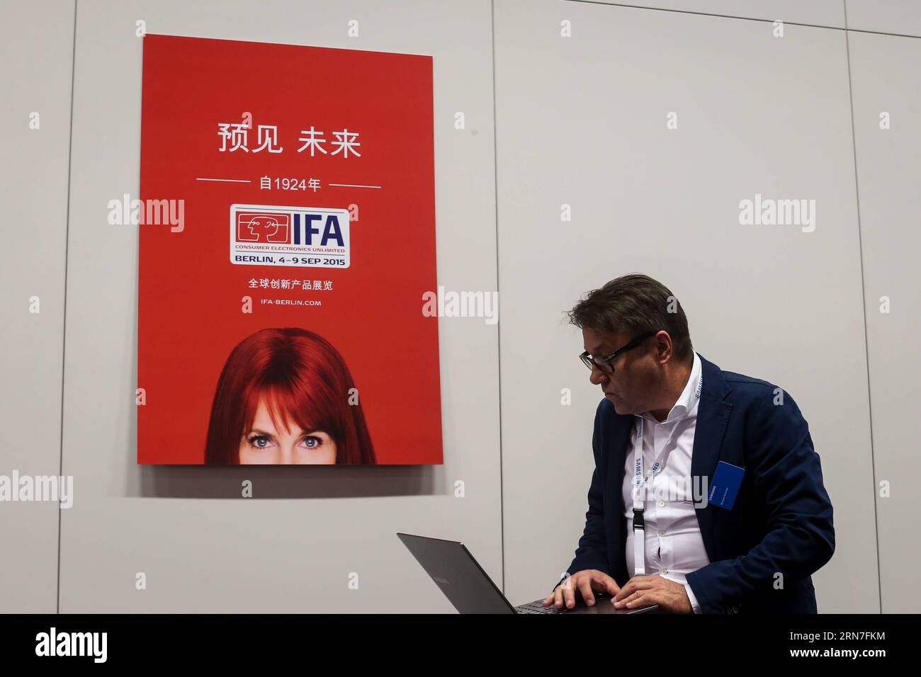 (150904) -- BERLIN, 4 septembre 2015 -- Un visiteur travaille sur son ordinateur portable au 55e salon IFA de l'électronique grand public à Berlin, Allemagne, le 4 septembre 2015. Alors que le 55e salon IFA de l électronique grand public, le plus grand salon européen de l électronique grand public et de l électroménager, a débuté vendredi à Berlin, China Brand Show a également tenu sa première cérémonie d ouverture à l IFA. ALLEMAGNE-BERLIN-IFA SALON DE L'ÉLECTRONIQUE GRAND PUBLIC ZhangxFan PUBLICATIONxNOTxINxCHN 150904 Berlin sept 4 2015 un visiteur travaille SUR son ordinateur portable À la 55e IFA Consumer Electronics Fair à Berlin Allemagne LE 4 2015 septembre en tant que 55e IFA Consumer Electronics FAI Banque D'Images