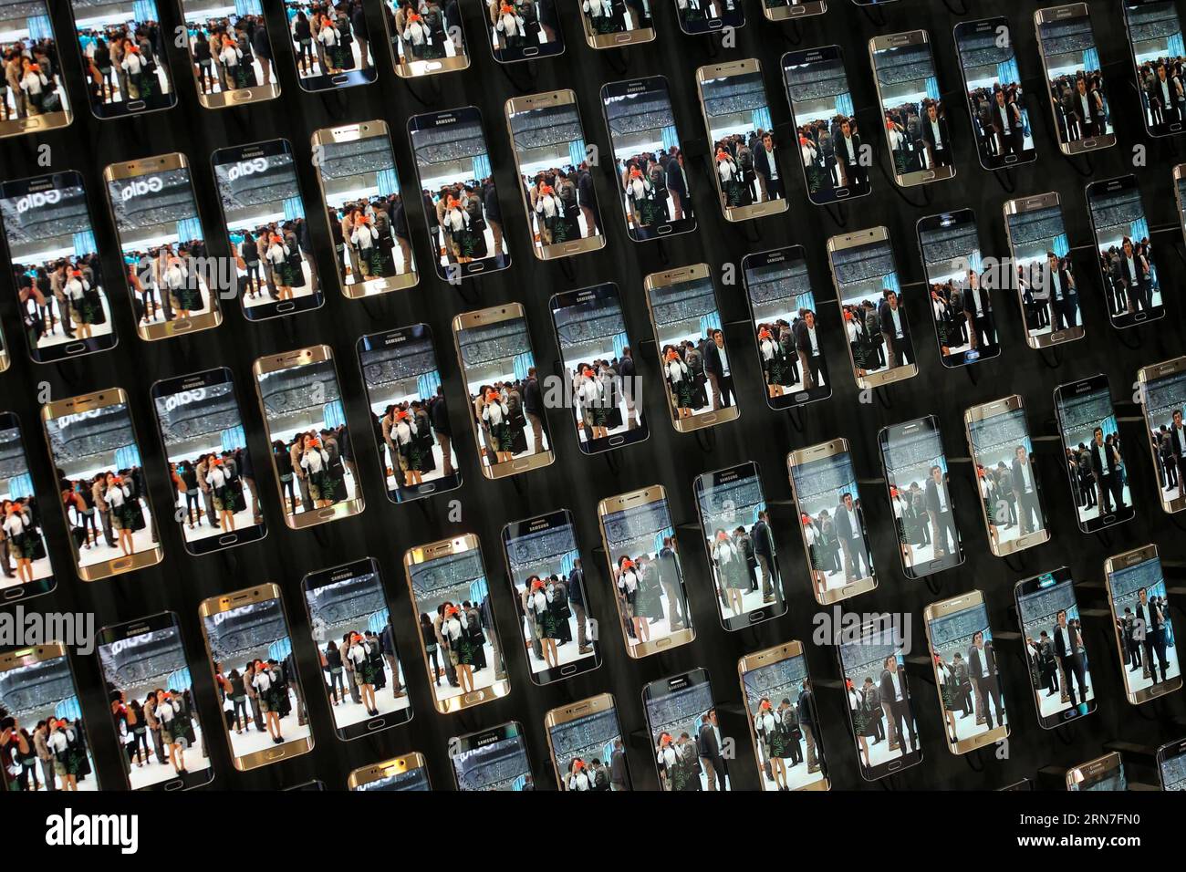 (150904) -- BERLIN, 4 septembre 2015 -- les visiteurs voient un écran de smartphones Samsung Galaxy S6 Edge sur le stand Samsung du 55e salon IFA de l'électronique grand public à Berlin, Allemagne, le 4 septembre 2015. Alors que le 55e salon IFA de l électronique grand public, le plus grand salon européen de l électronique grand public et de l électroménager, a débuté vendredi à Berlin, China Brand Show a également tenu sa première cérémonie d ouverture à l IFA. ALLEMAGNE-BERLIN-IFA SALON DE L'ÉLECTRONIQUE GRAND PUBLIC ZhangxFan PUBLICATIONxNOTxINxCHN 150904 Berlin sept 4 2015 visiteurs Voir un écran de smartphones Samsung Galaxy S6 Edge SUR LE stand Samsung S du 55e I. Banque D'Images