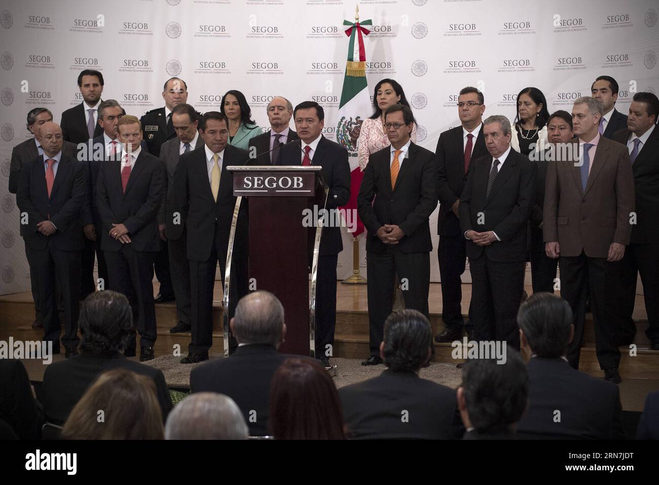 (150909) -- MEXICO, 9 septembre 2015 -- le ministre mexicain de l'intérieur, Miguel Angel Osorio Chong (C), annonce les nouvelles nominations au ministère mexicain de l'intérieur (SEGOB, pour son acronyme en espagnol), à Mexico, capitale du Mexique, le 9 septembre 2015. Selon la presse locale, Miguel Angel Osorio Chong a annoncé mercredi les nouvelles nominations dans les sous-secrétaires du SEGOB, dont plusieurs sont liées à la zone de sécurité. Alejandro Ayala) (fnc) MEXICO-MEXICO CITY-POLITICS-OSORIO CHONG e AlejandroxAyala PUBLICATIONxNOTxINxCHN 150909 Mexico sept 9 2015 Mexico S Ministres de Banque D'Images