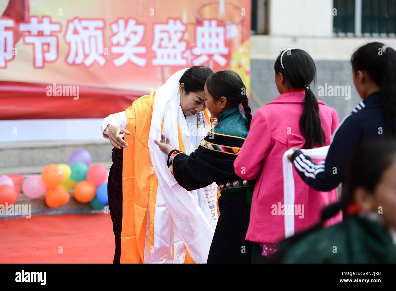 (150910) -- GOUO, 10 septembre 2015 -- les élèves présentent hadas, bandes de soie brute ou de lin qui transmettent de bonnes bénédictions, à leur professeur en chantant sur une scène dans une école primaire du comté de Maqin de Guoluo Préfecture autonome tibétaine de la province du Qinghai du nord-ouest de la Chine, le 10 septembre 2015. Une série d'événements sont organisés ici pour célébrer la 31e Journée des enseignants de Chine. )(wjq) CHINA-QINGHAI-TEACHER S DAY (CN) WuxGang PUBLICATIONxNOTxINxCHN sept 10 2015 élèves présentent des bandes Hadas de soie brute ou de Thatcher de lin transmet de bonnes BÉNÉDICTIONS à leur professeur CHANTANT SUR une scène À To Elementary School À MAQ Banque D'Images
