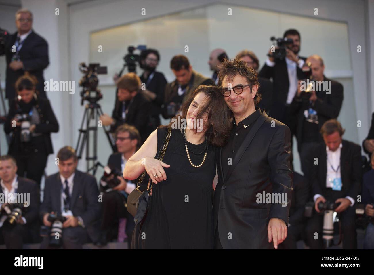 (150910) -- VENISE, 10 septembre 2015 -- le réalisateur Atom Egoyan et son épouse Arsinee Khanjian assistent à une première de Remember lors du 72e Festival du film de Venise à Venise, Italie, le 10 septembre 2015.) ITALY-VENICE-FILM-FESTIVAL-72ND-REMEMBER-PREMIERE JinxYu PUBLICATIONxNOTxINxCHN Venise sept 10 2015 le réalisateur Atom Egoyan et son épouse Arsinee Khan Jian assistent à une première pour Remember au 72e Festival de Venise Italie LE 10 2015 septembre Italie Festival de Venise 72e Remember Premiere JinxYu PUBLICATIONxNOTxINxCHN Banque D'Images