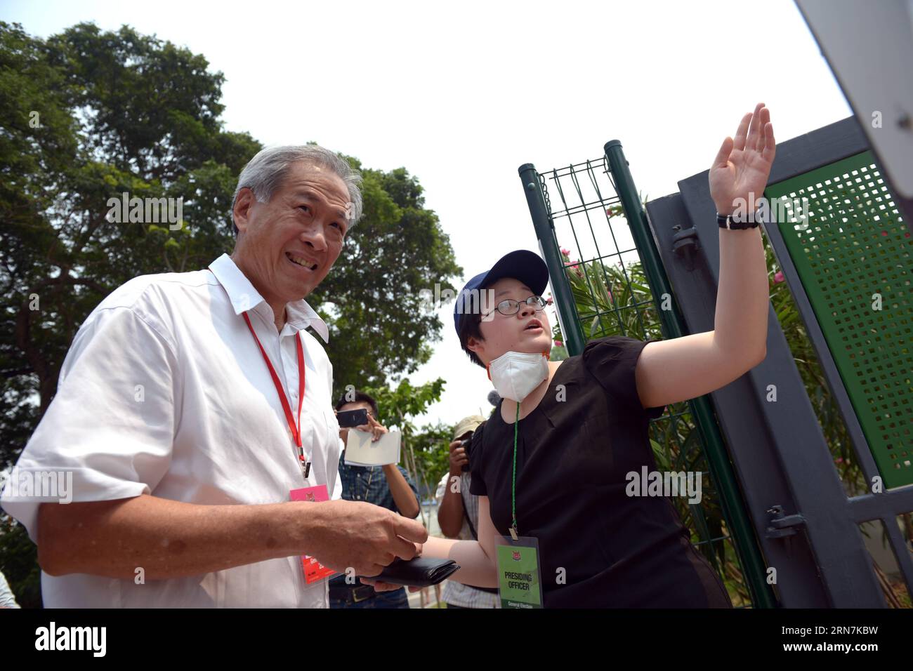(150911) -- SINGAPOUR, le 11 septembre 2015 -- le ministre de la Défense de Singapour ng Eng Hen (à gauche) arrive pour voter au bureau de vote de l'école primaire Alexandra à Singapour, le 11 septembre 2015. Les Singapouriens de toute la ville-État se sont rendus vendredi à leurs bureaux de vote désignés pour voter lors d'une élection générale. ) SINGAPOUR-ELECTIONS GÉNÉRALES-VOTE ThenxChihxWey PUBLICATIONxNOTxINxCHN 150911 Singapour sept 11 2015 Singapour S Ministres de la Défense NG Tight Hen l arrive à VOTER AU poste de vote de l'école primaire Alexandra à Singapour sept 11 2015 Singapouriens de l'État de la ville sont allés à leur Polli désigné Banque D'Images