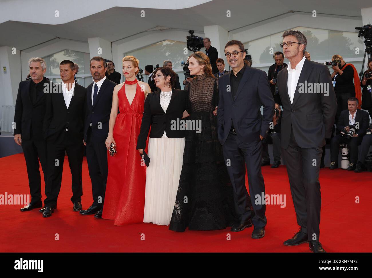 (150912) -- VENISE, 12 septembre 2015 -- Venezia 72 membres du jury Pawel Pawlikowski, Nuri Bilge Ceylan, Diane Kruger, Lynne Ramsay, Elizabeth Banks, Francesco Munzi, Emmanuel Carrere et le président Alfonso Cuaron (de R à L) assistent à la cérémonie de clôture et à la première du film Lao Pao er (MR. six), lors du 72e Festival du film de Venise sur l'île du Lido à Venise, Italie, le 12 septembre 2015. ITALIE-VENICE-FILM-FESTIVAL-72ND-AWARD-RED TAPIS YexPingfan PUBLICATIONxNOTxINxCHN Venise sept 12 2015 Venezia 72 membres du jury Pavel Pawlikowski Nuri Bilge Ceylan Diane Kruger Lynne Ramsay Elizabeth Banks Francesc Banque D'Images